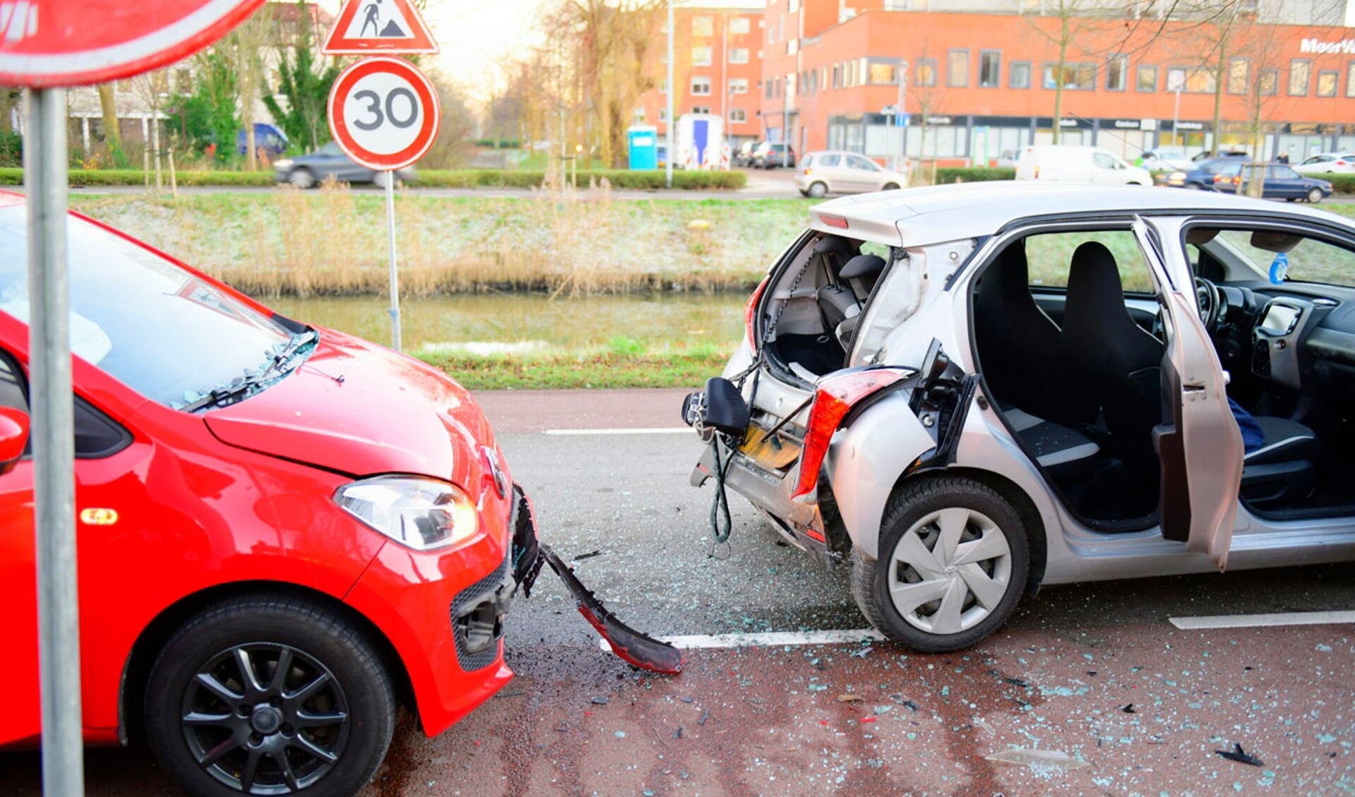 Flinke Schade Bij Kop Staart Aanrijding Op Hoofdweg Door Lage Zon Hcnieuws Nieuws Uit De