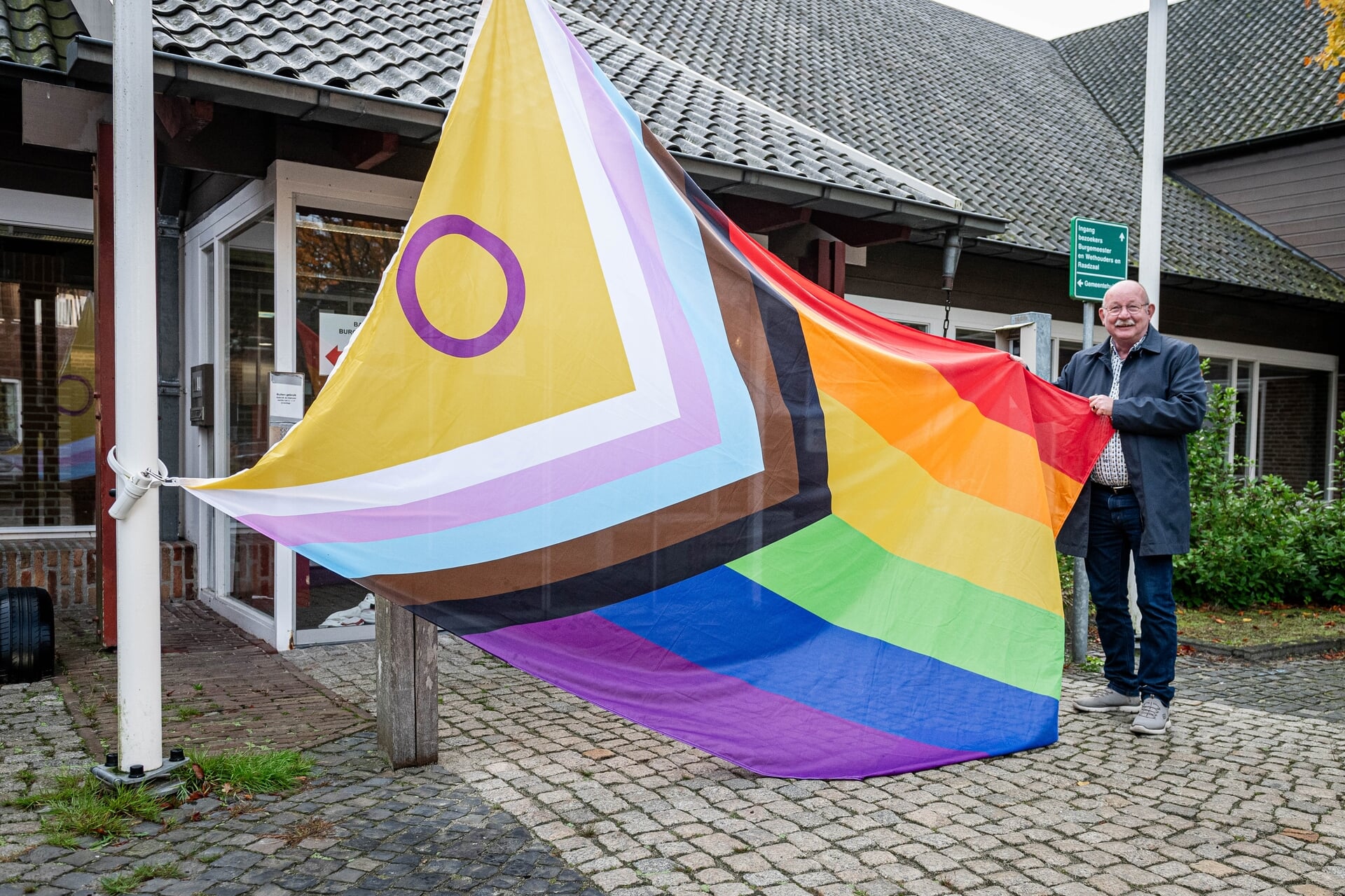 Burgemeester en wethouder hijsen progressievlag in Noordenveld