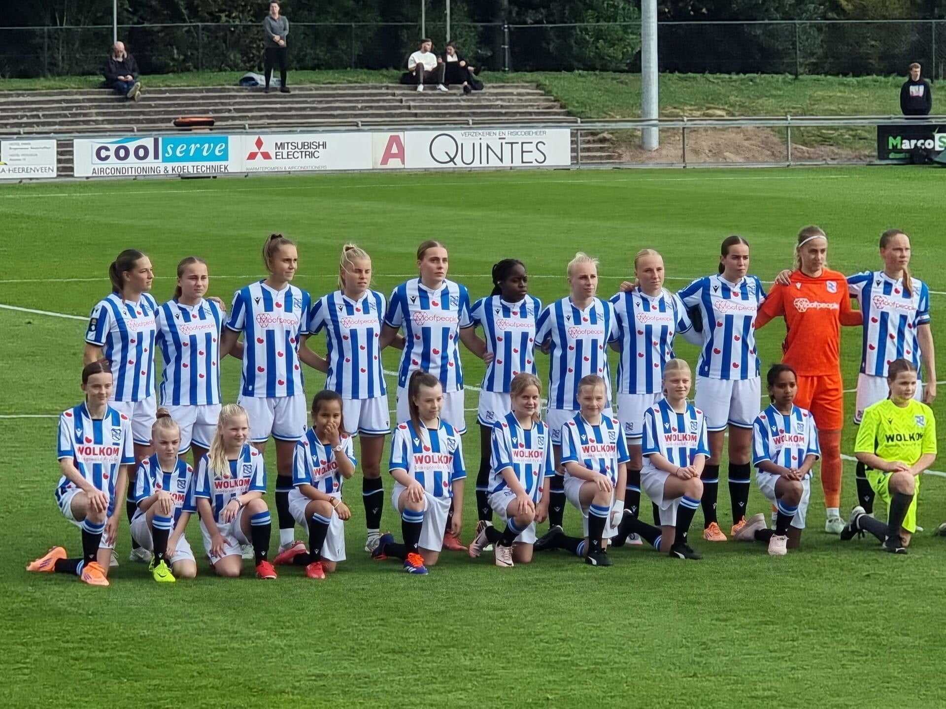 Trotse meiden MO9-1 in de line-up van SC Heerenveen