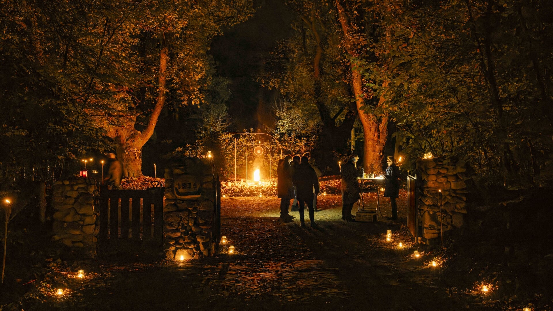 Lichtjesavond op de begraafplaats Nieuw-Roden