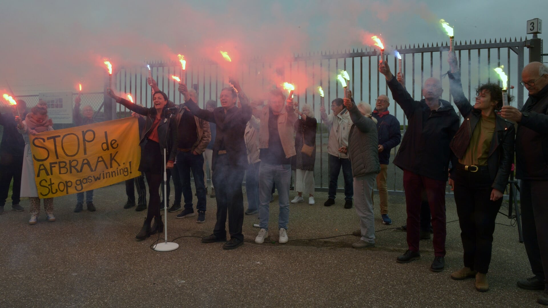 Fakkelactie in Warffum: petitie tegen nieuwe gaswinning