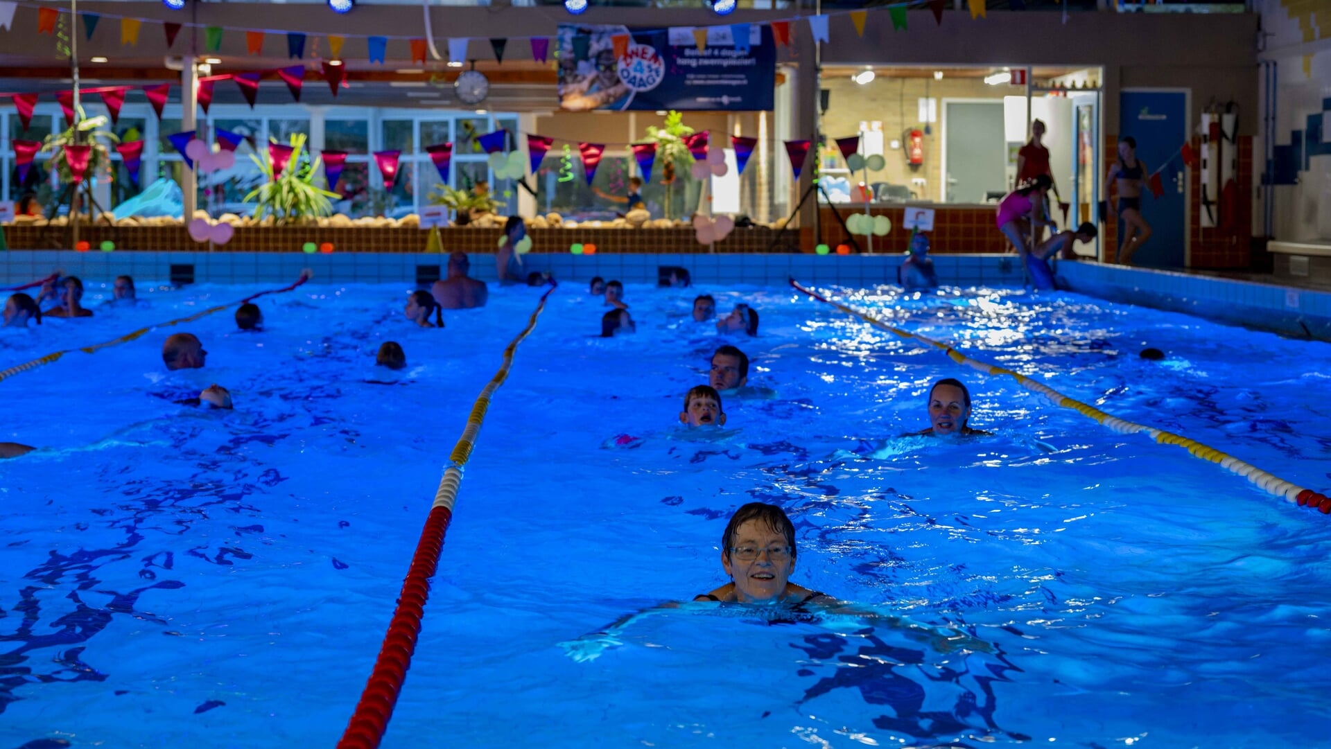 Natte deelnemers en winnaars tijdens Zwem4daagse Roden