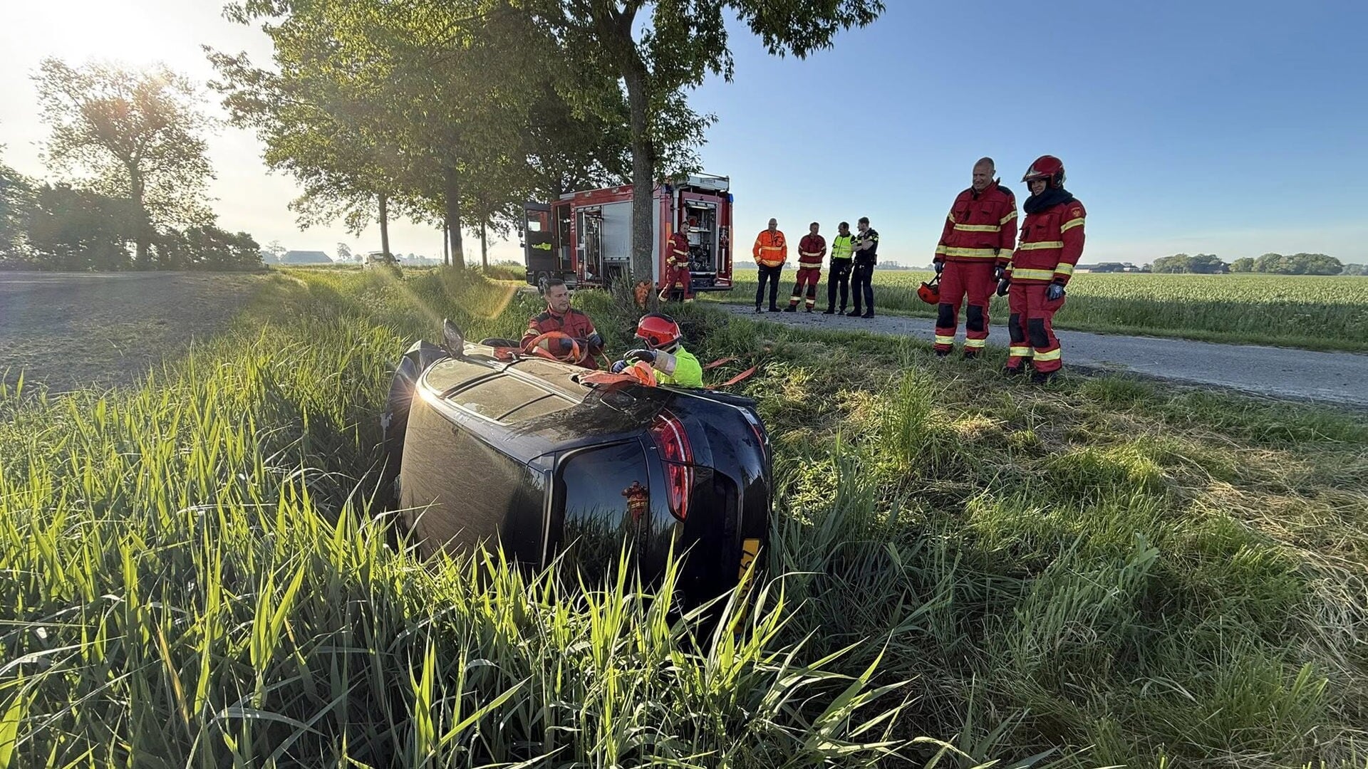 Auto in sloot bij Eppenhuizen - Nieuws uit Noord-Groningen