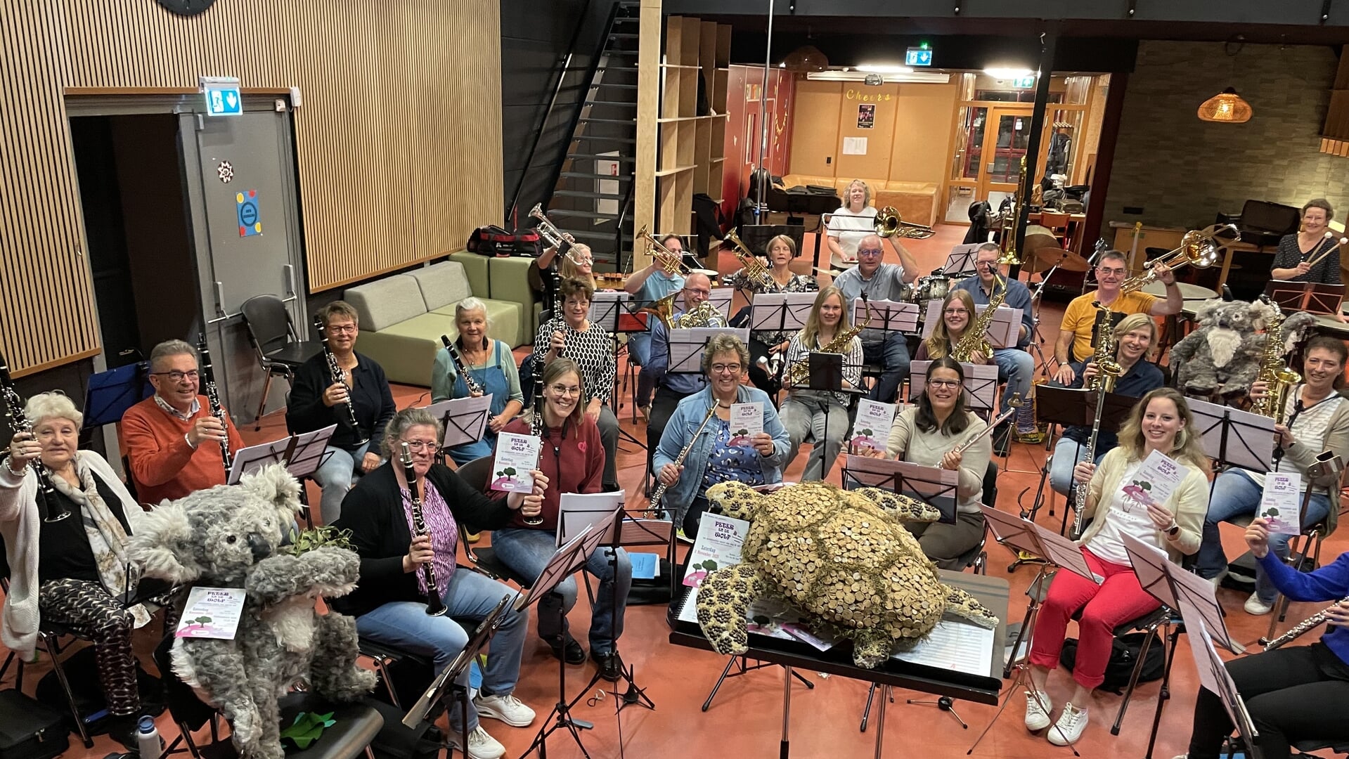 Sprookjesachtig concert CMV Harmonie Leek met verteller Elise van der Laan