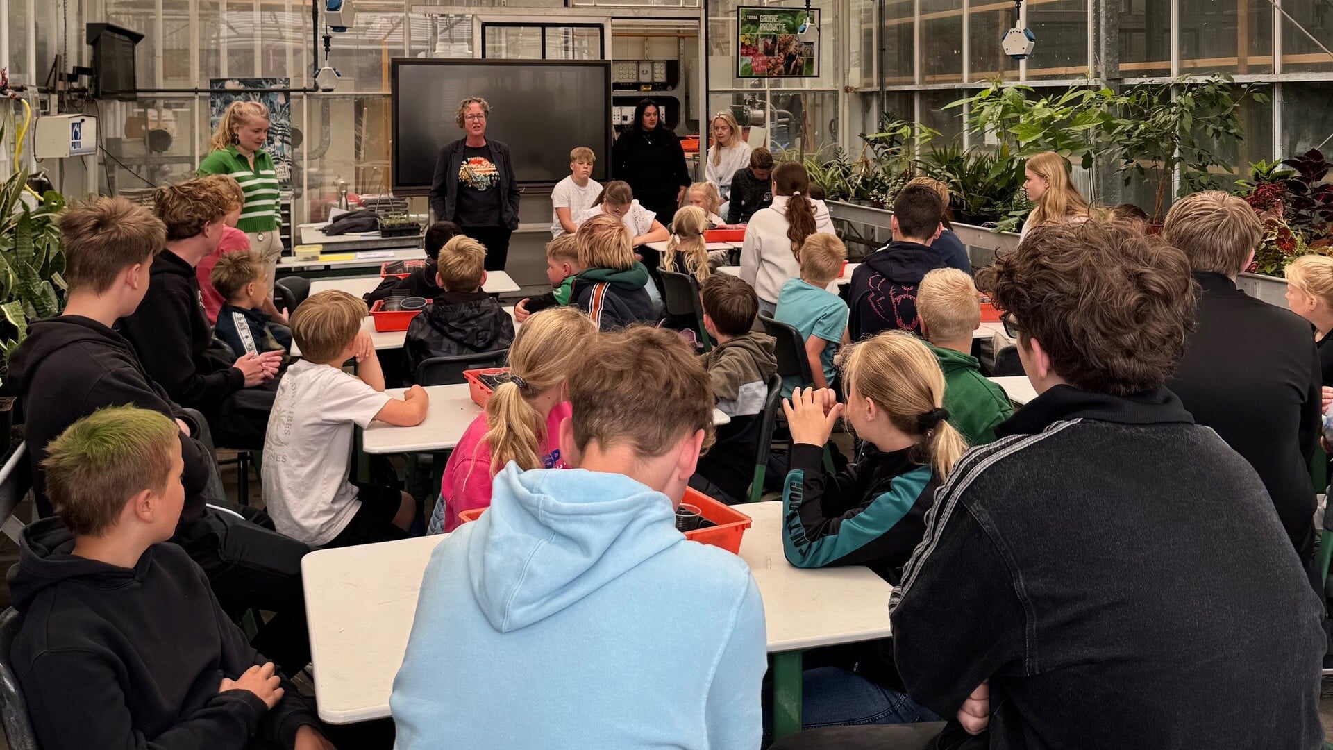 Leerlingen Terra Winsum en Tiggeldobbe samen aan de slag met moestuinieren
