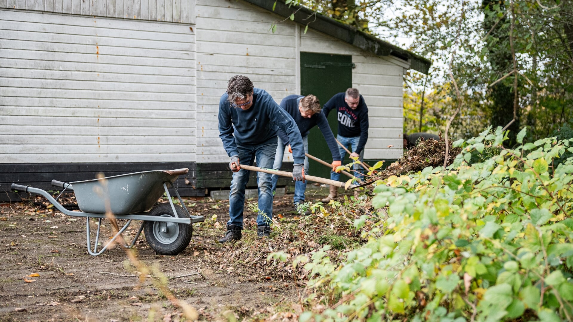 Allerhande werkzaamheden tijdens klusdag IJsbaan Roden