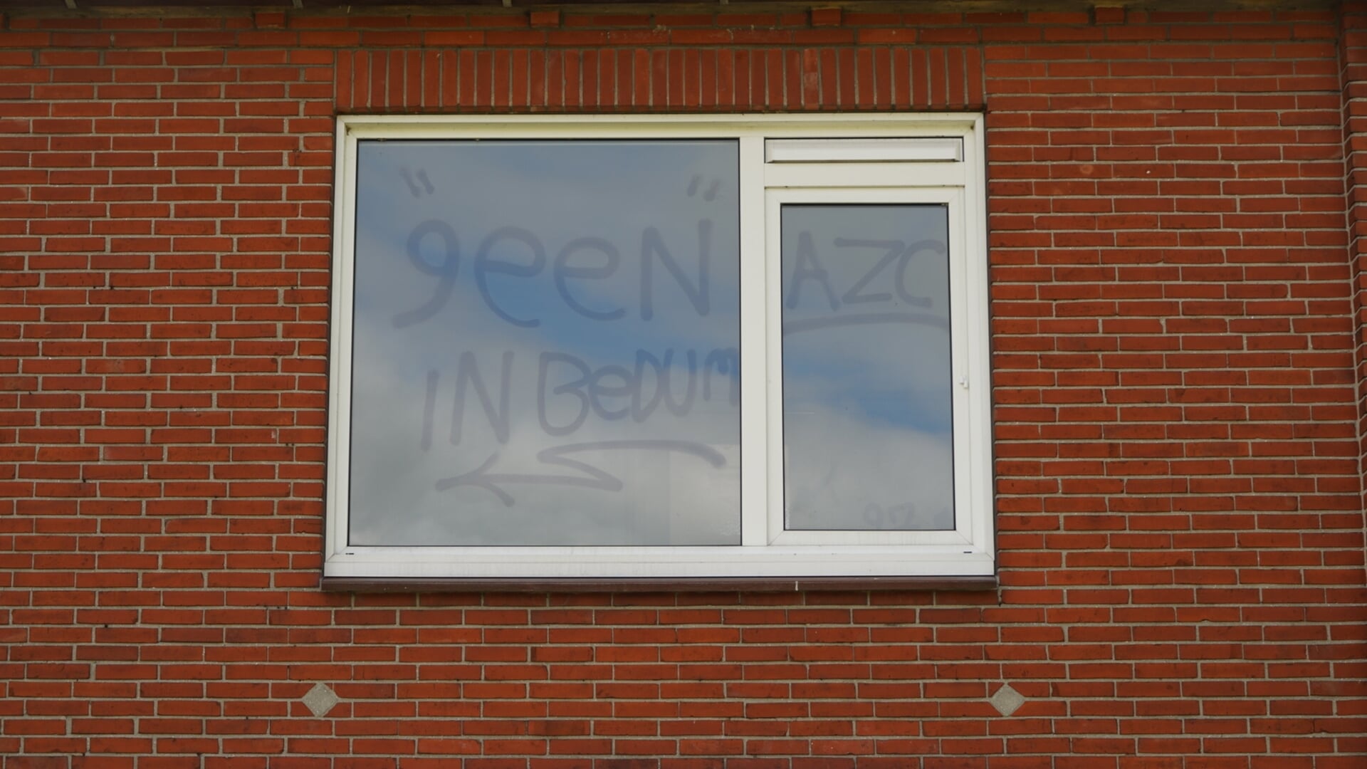 Woningen in Bedum beklad met leuzen