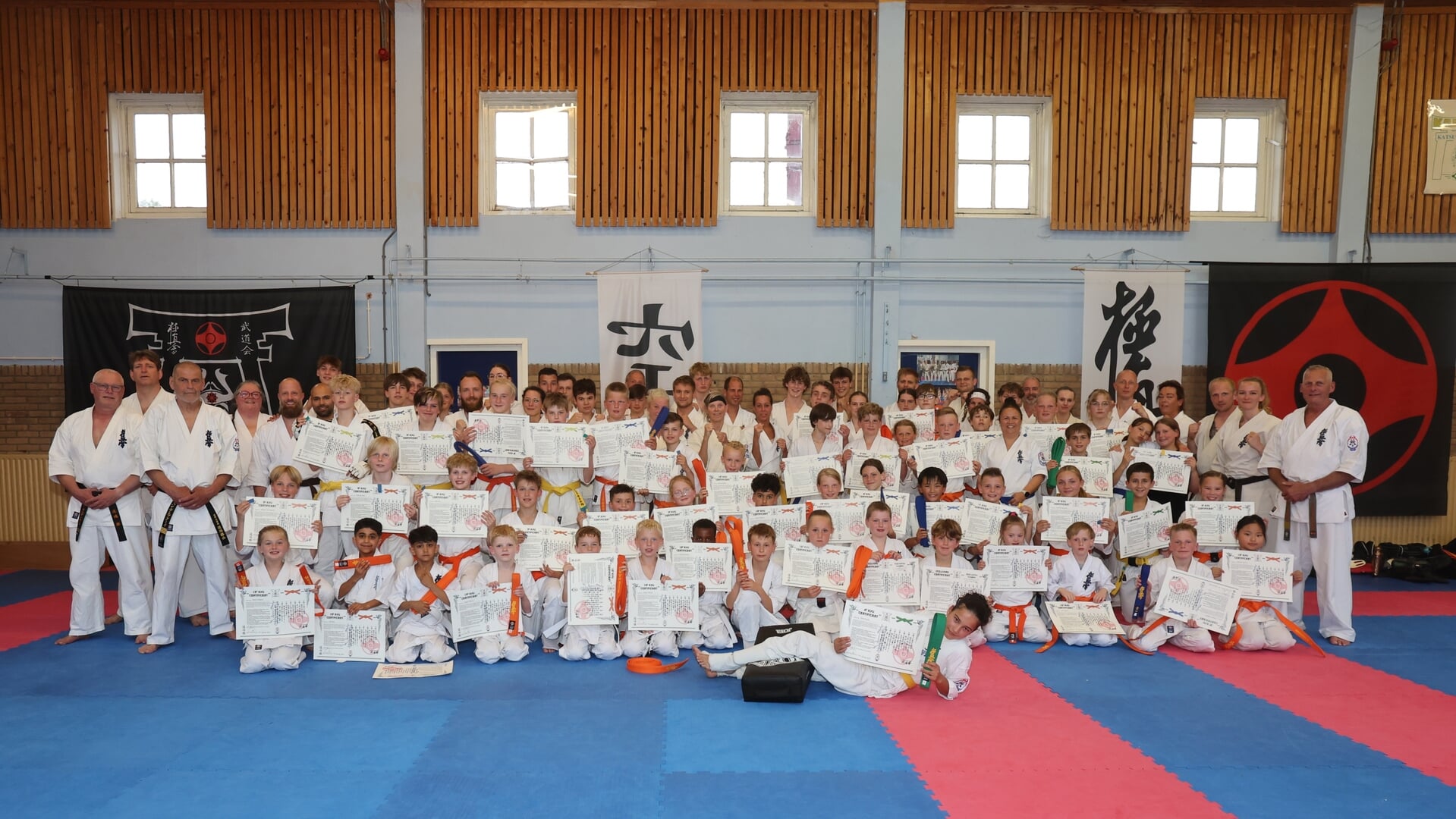 Meer dan 80 Dojo Katsu-leden doen succesvol bandexamen