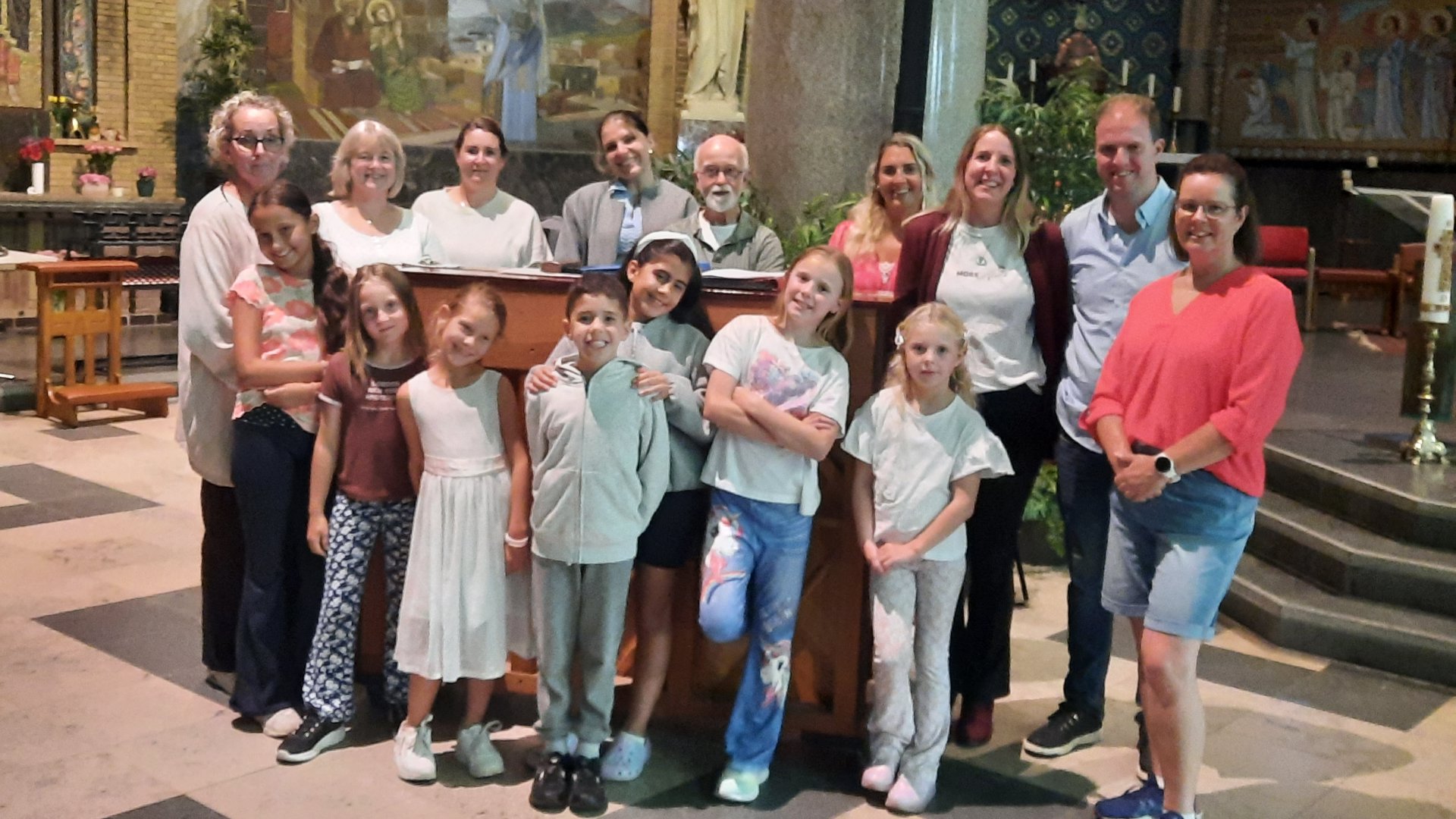 Familiekoor Eigen Wijs treedt op tijdens Korendag in St. Pancratiuskerk in Castricum