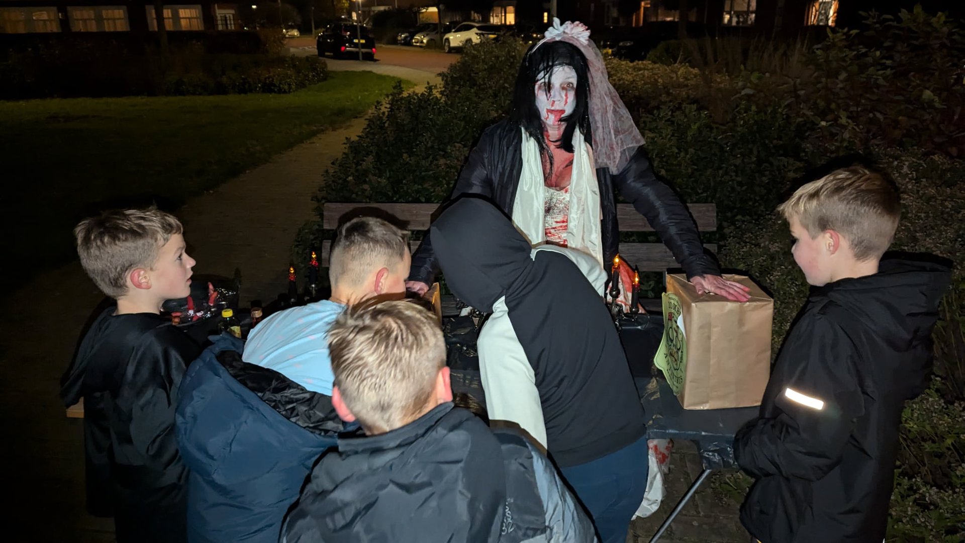 Monsters en spoken liggen op de loer tijdens Halloweentocht door Egmond: ‘Zoveel enthousiasme voor d