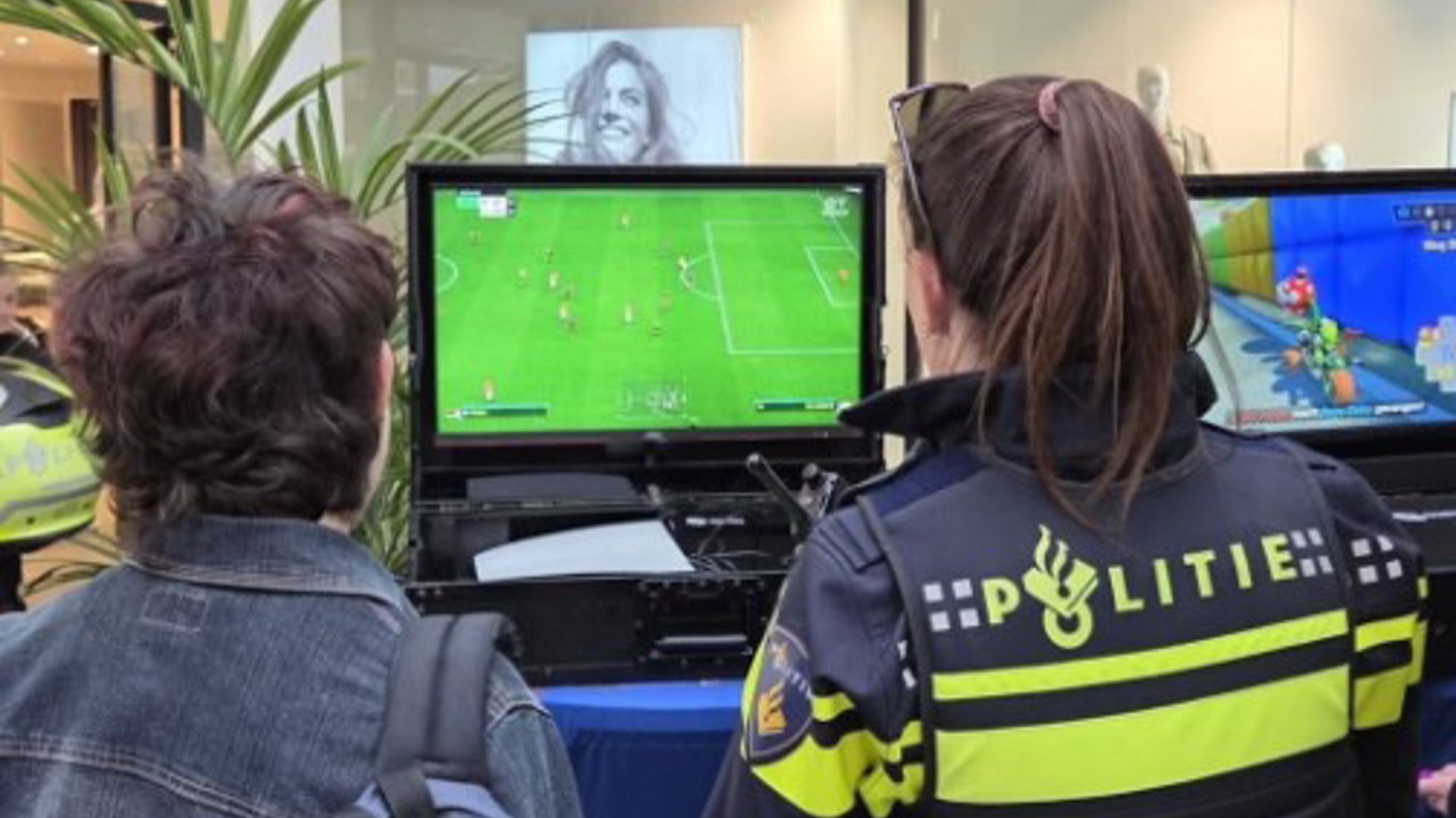 Jongeren en agenten gamen samen bij Winkelcentrum Broekerveiling