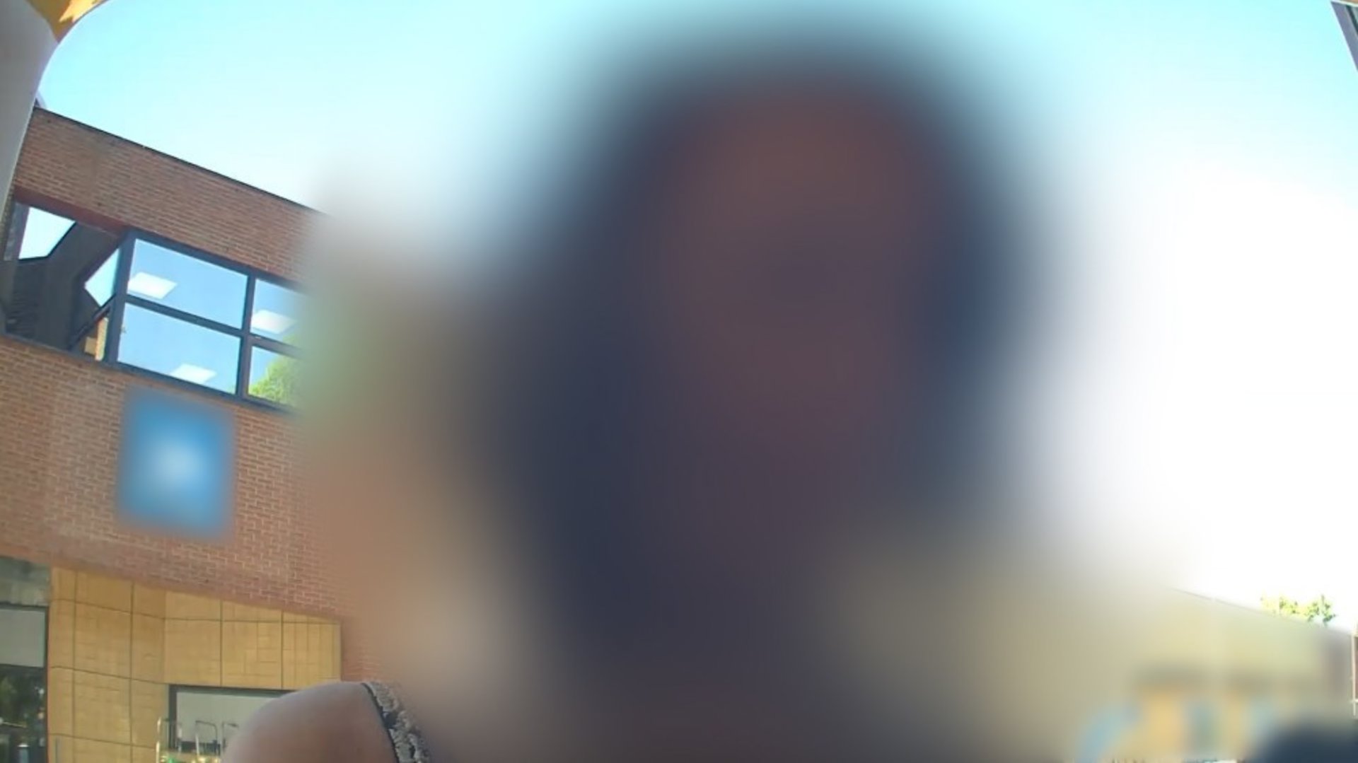 Politie deelt beelden van jonge vrouw die 80-jarige man uit Twisk heeft opgelicht