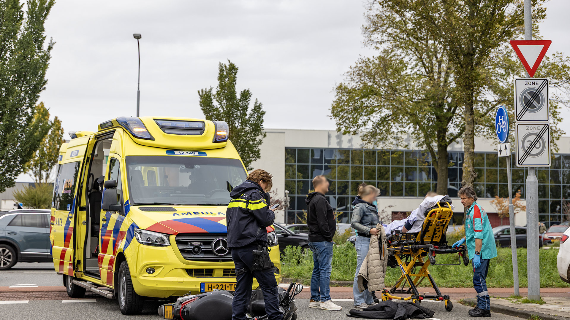 Scooterrijder gewond bij aanrijding met busje op Oudeweg in Haarlem