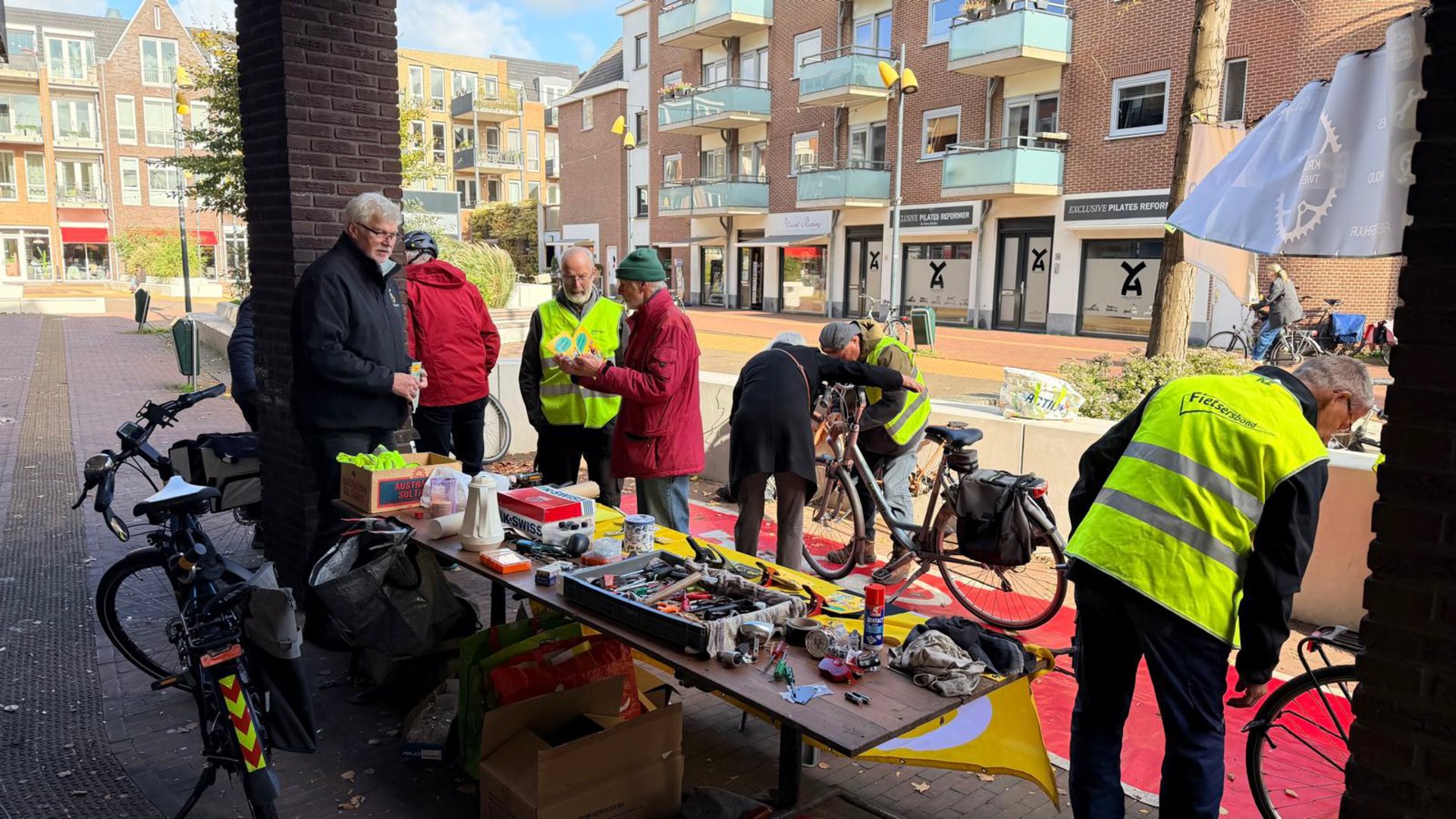 Fietsersbond Castricum helpt fietsers veilig de donkere dagen door