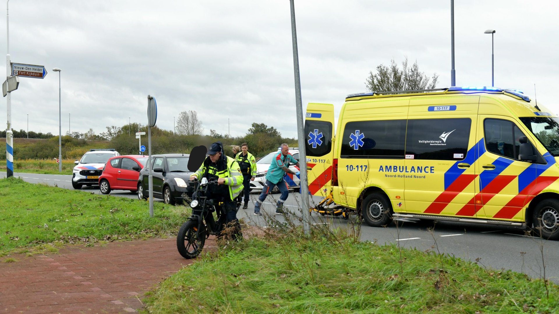 Fatbiker naar ziekenhuis na aanrijding met auto op de Nieuweweg in Den Helder
