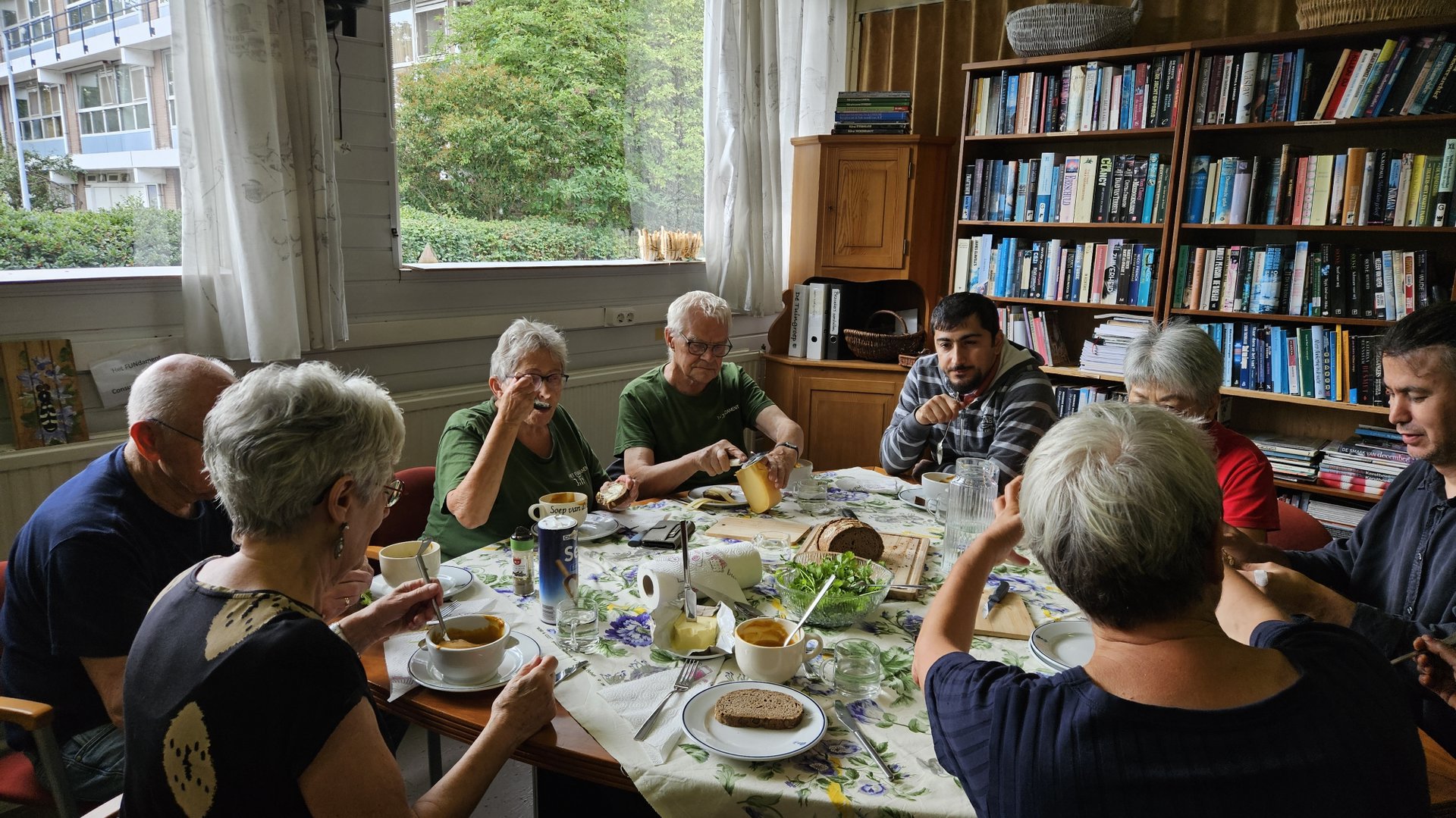 Van buurttuin naar bord: schuif aan bij de Moestuinlunch in Den Helder