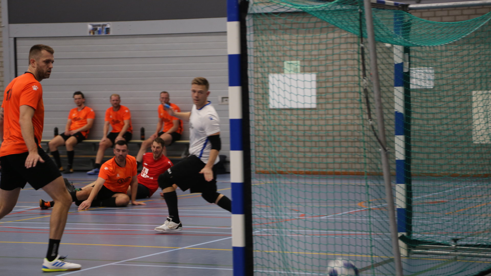 Recreatiezaalvoetbal Heerhugowaard: Thermo4U blijft foutloos, Milura houdt de koppositie