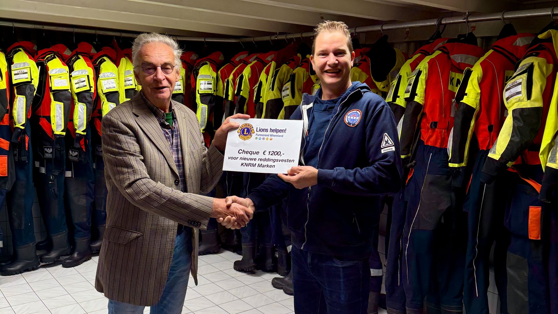 Lionsclub schenkt €1.200 aan reddingsstation Marken: ‘Wie anderen redt, moet veilig het water op kun