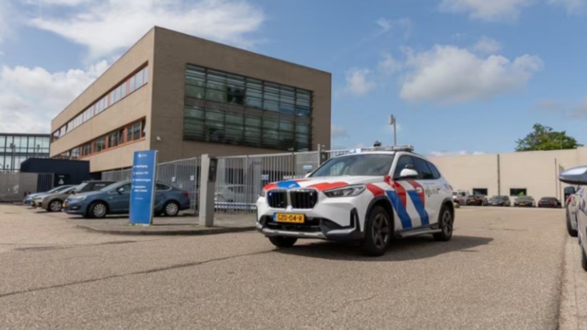 19-jarige betrapt bij auto-inbraak in Zaandijk, tweede verdachte ontsnapt