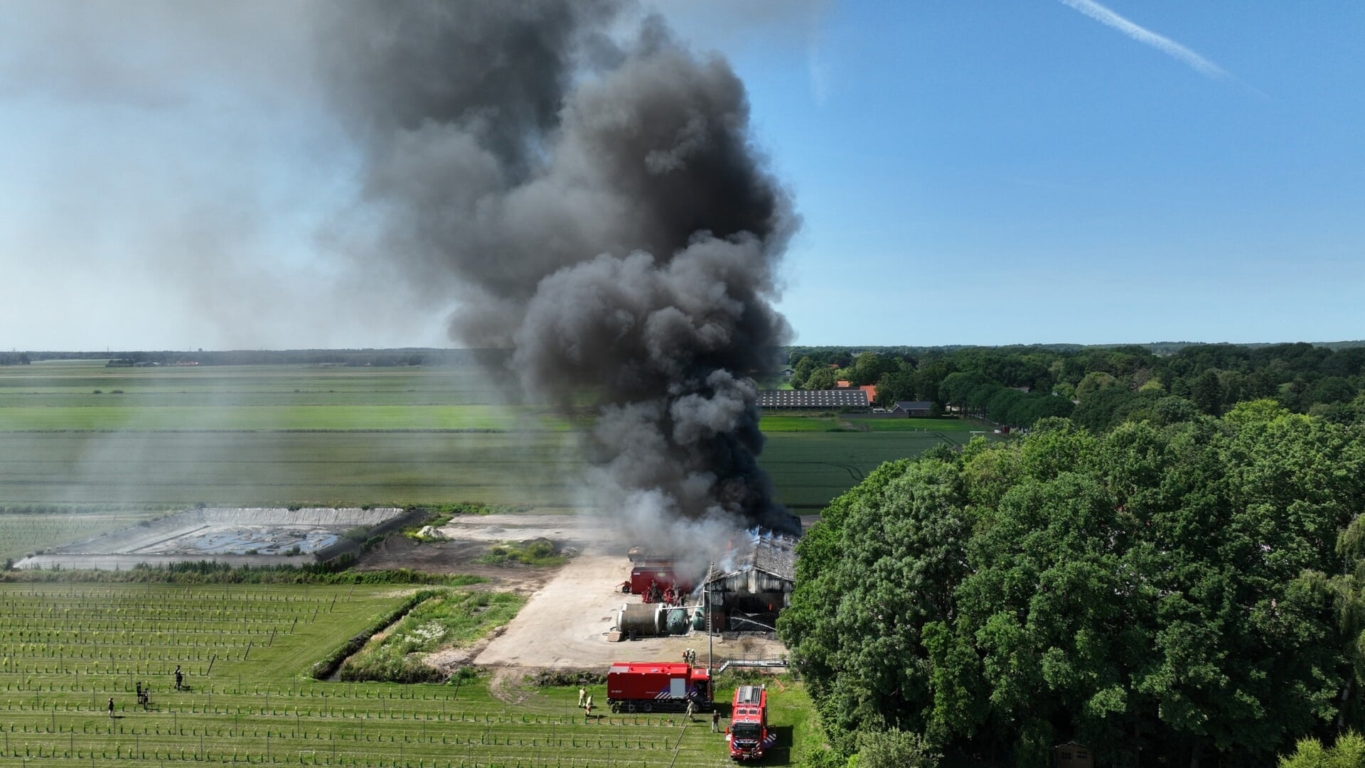 Grote brand in loods met tractors in Valthermond