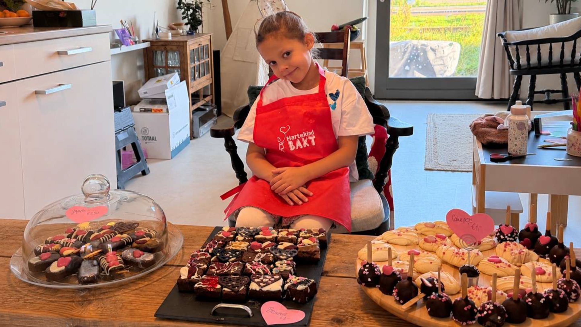 Evy (7) opent eigen haar bakkerij in Wormer voor Stichting Hartekind