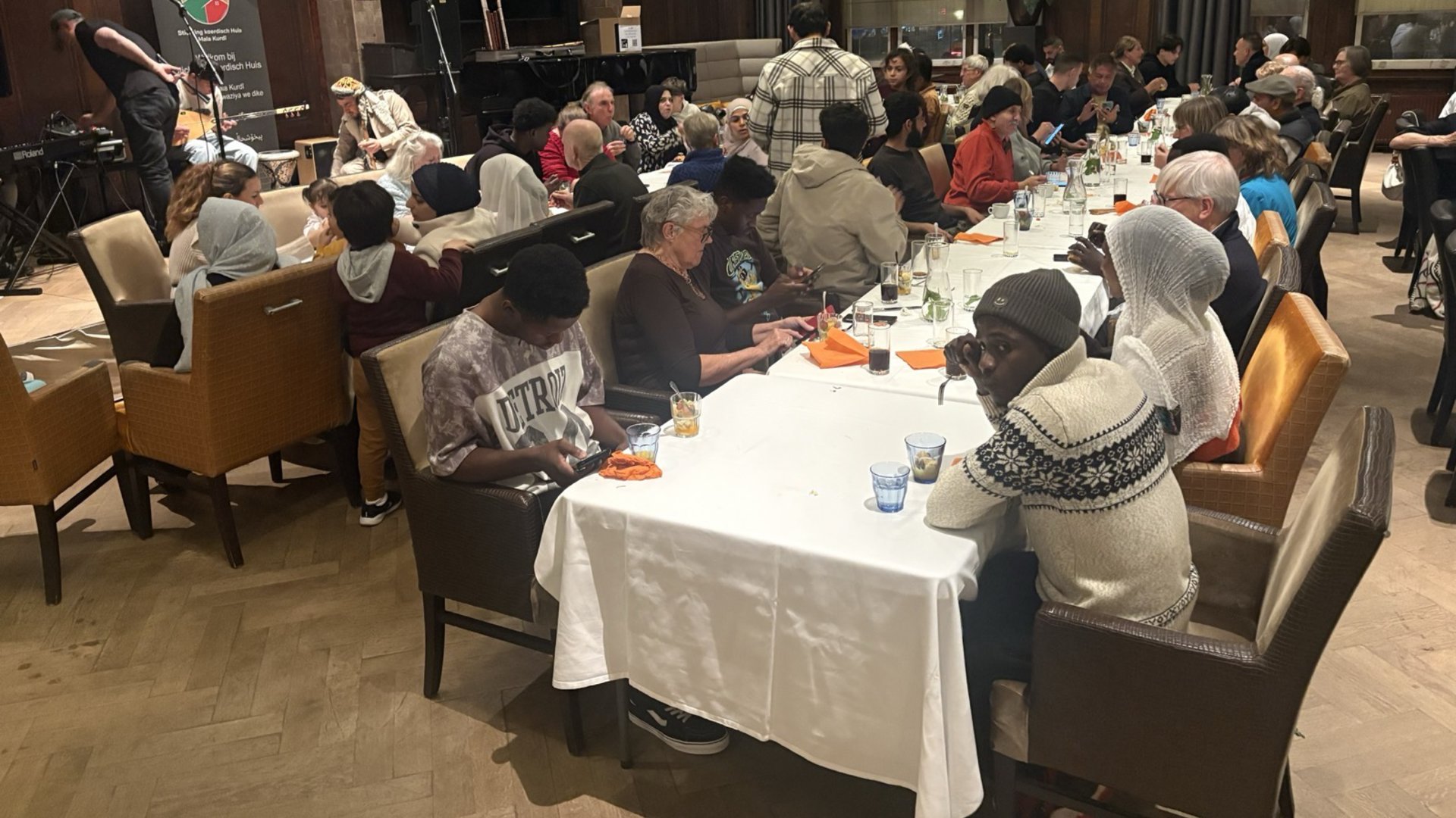 Spaarnediner brengt vluchtelingen en Haarlemmers samen tijdens verbindende avond
