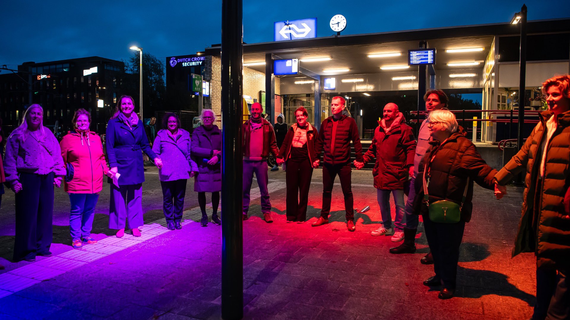 Regenbooglicht kleurt voortaan elke avond het plein bij Station Purmerend