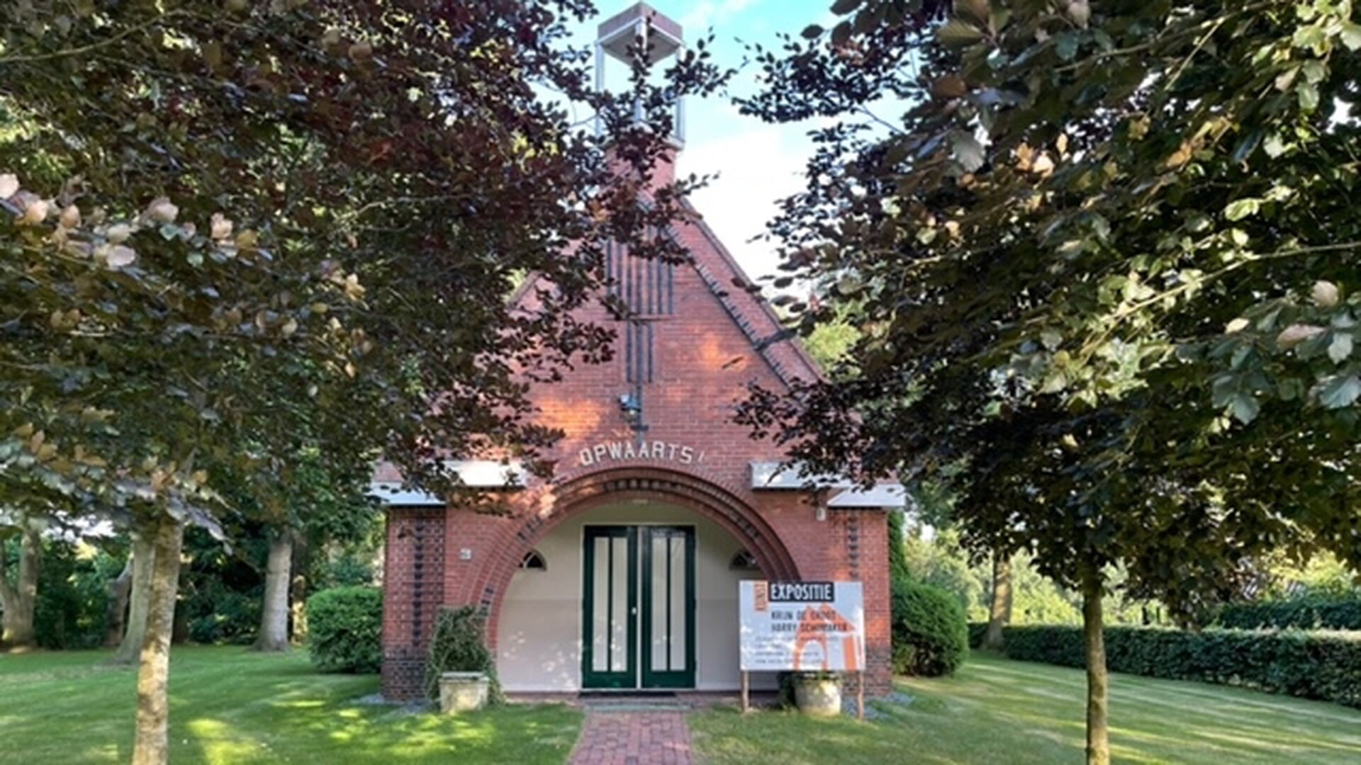 Openluchtdienst bij kerkje Opwaarts