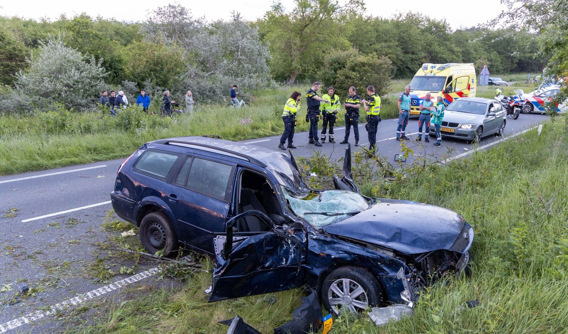 Auto over de kop op Zeeweg, twee inzittenden gewond