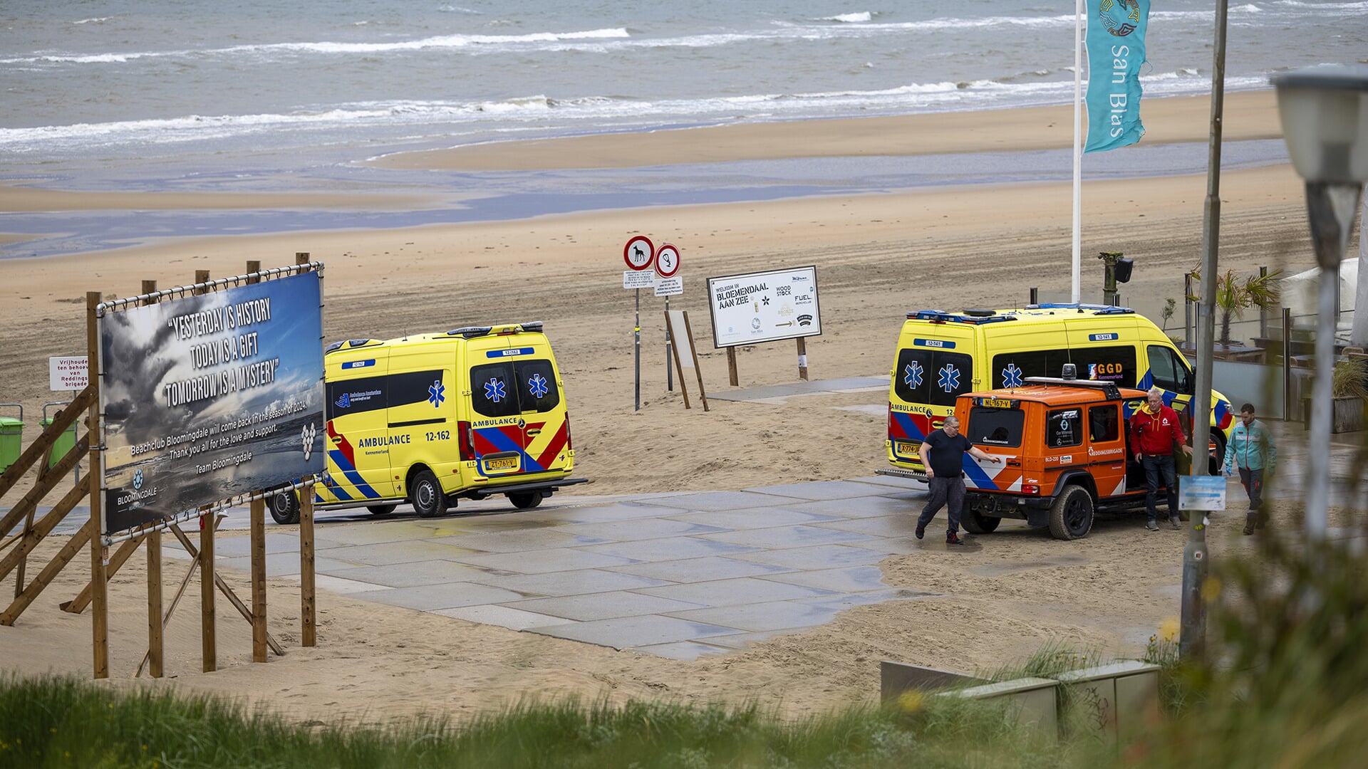 Vrouw zonder kleding aangetroffen op strand bij Bloemendaal