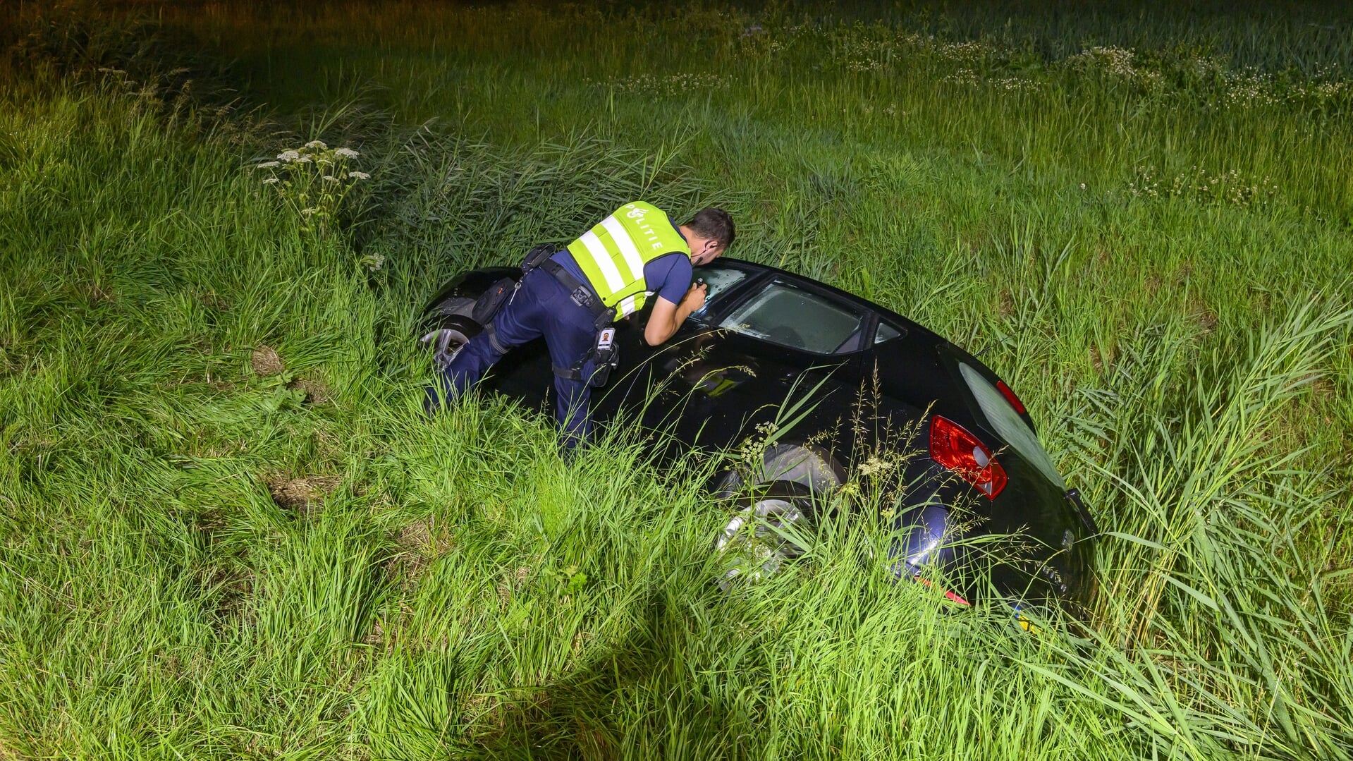 Auto raakt van Zeerijperweg en belandt in sloot