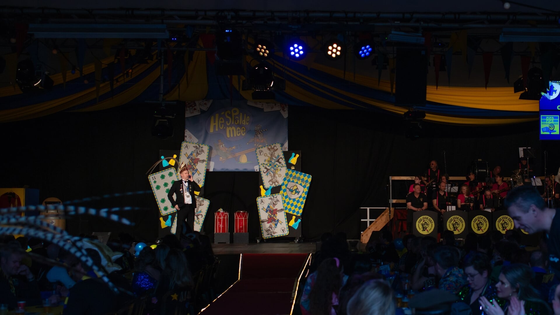 Pronkzittingen bij Stichting Carnaval HDL met muziek, dans, sketches en tonproaters
