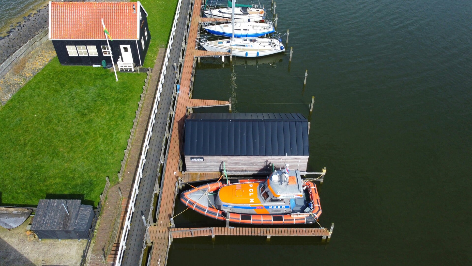 Opvarende gewond geraakt op boot bij Makkum