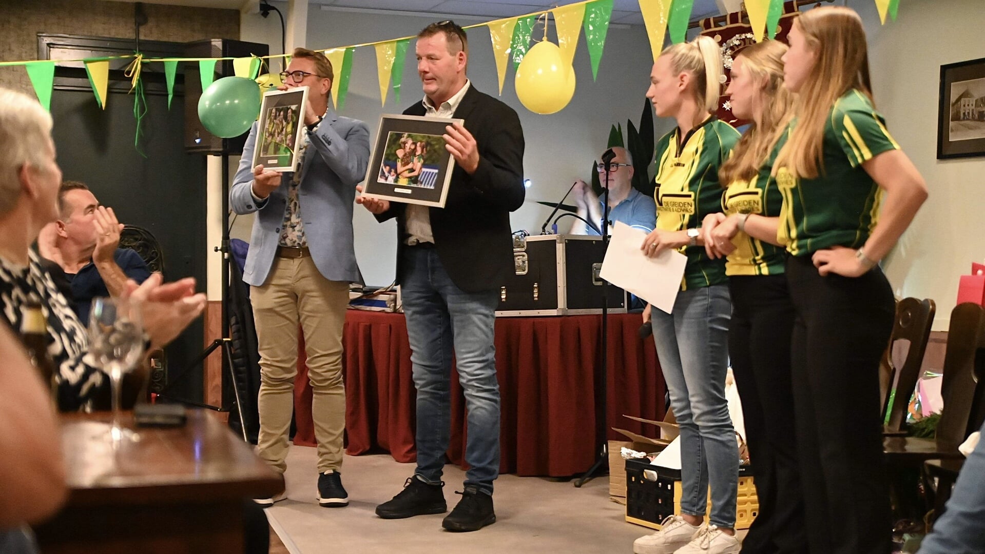 Succesvol damespartuur Larissa Smink, Anouk Smink en Gerde Lycklama à Nijeholt gehuldigd
