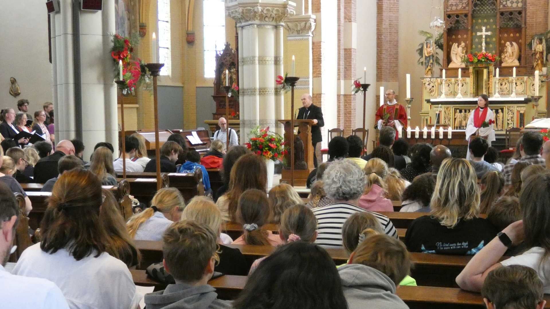 Vuurdoop Voor Ruim 250 Vormelingen In Bartholomeuskerk - Adverteren ...