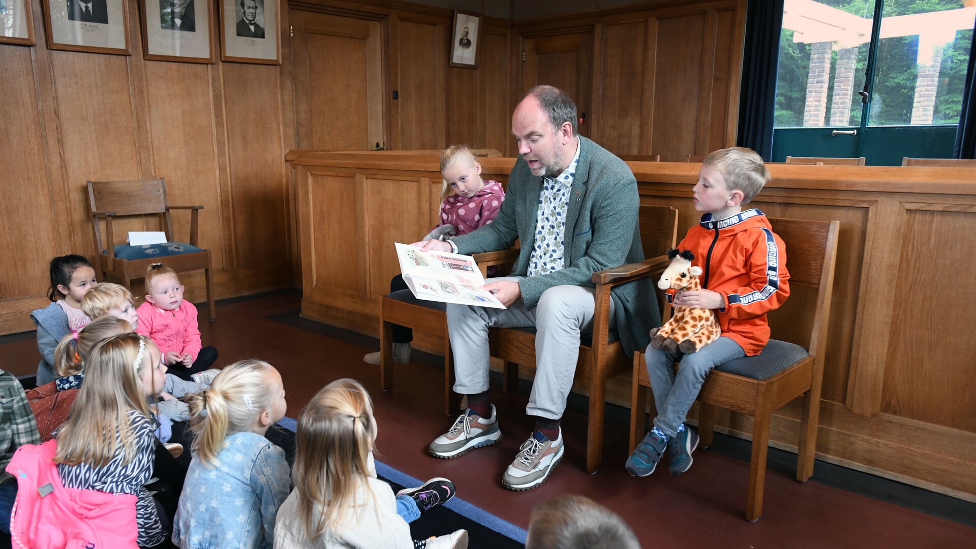 Wethouder Eltjo Dijkhuis leest kinderen voor in Berlagehuis