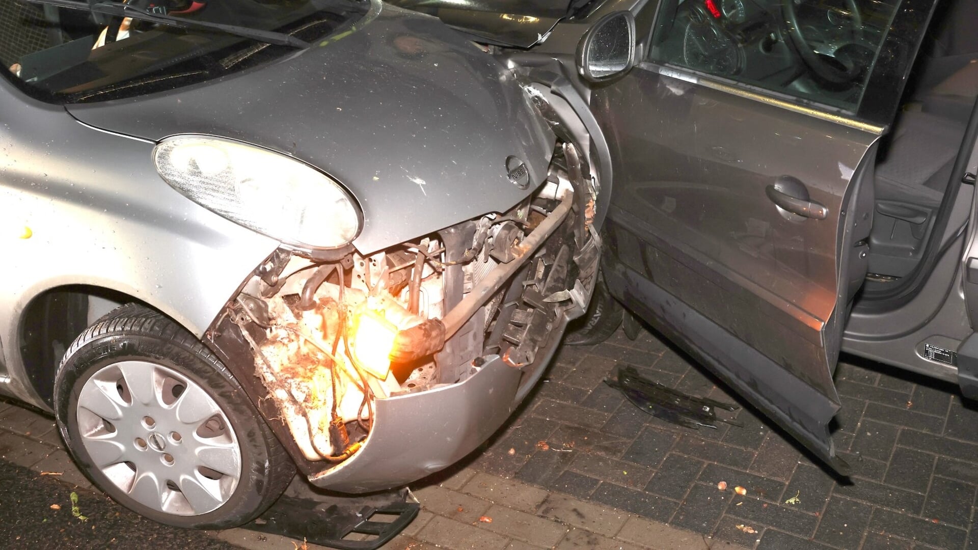 Automobilist botst op geparkeerde auto in Nieuw-Buinen