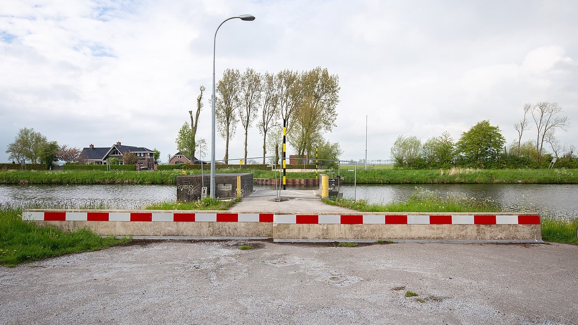 Zorgen in Ezinge, Feerwerd en Garnwerd over weg langs Aduarderdiep: ‘ernstig en onhoudbaar’