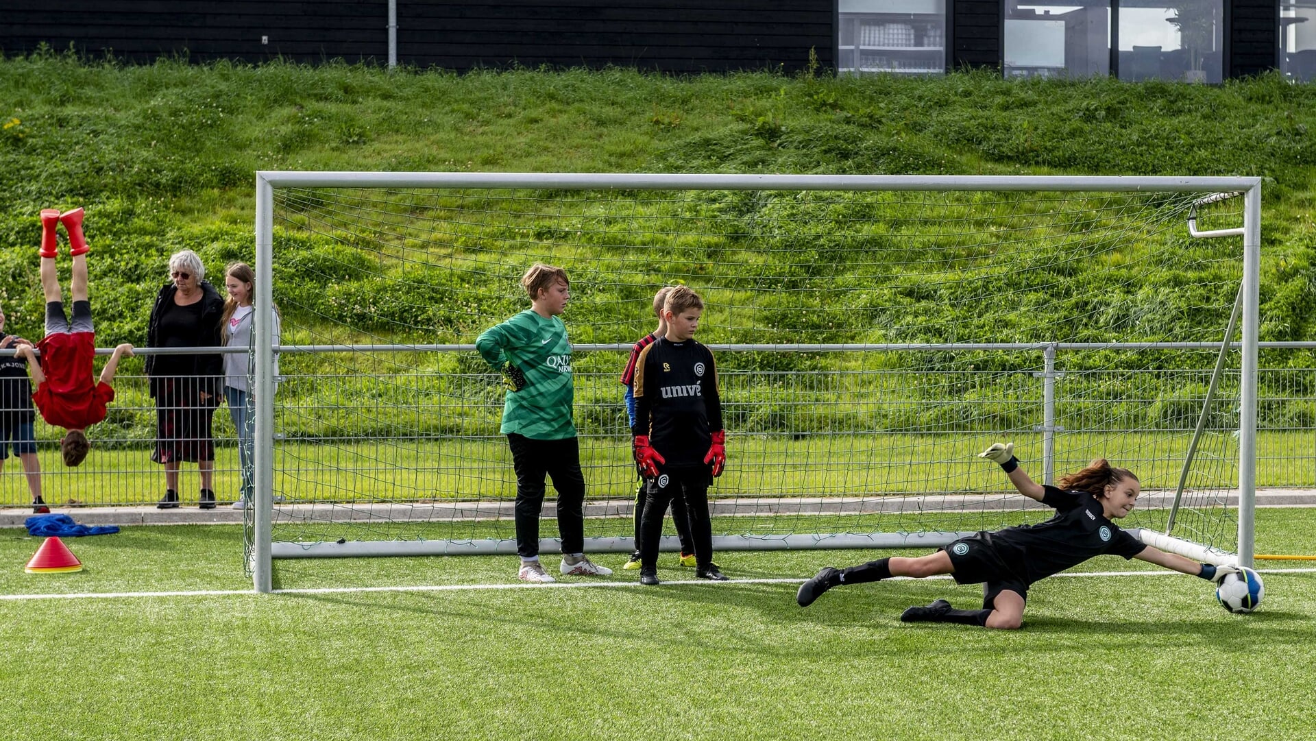 FC Groningen houdt clinic voor keepers in Winsum
