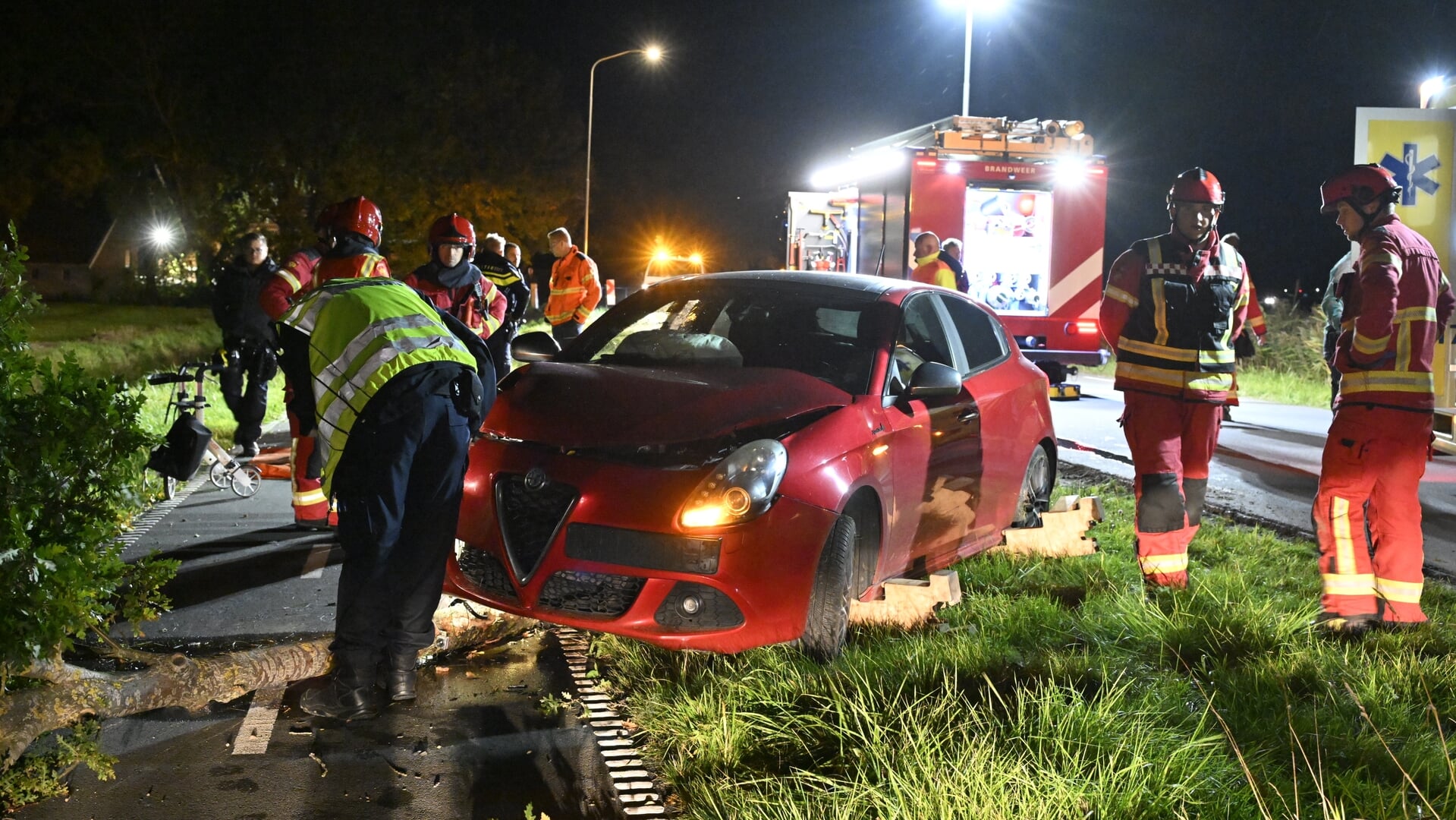Auto tegen boom in Loppersum
