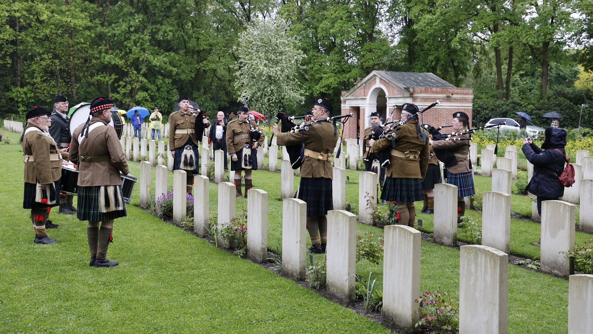 Herdenking 81 jaar bevrijding op militaire erebegraafplaats