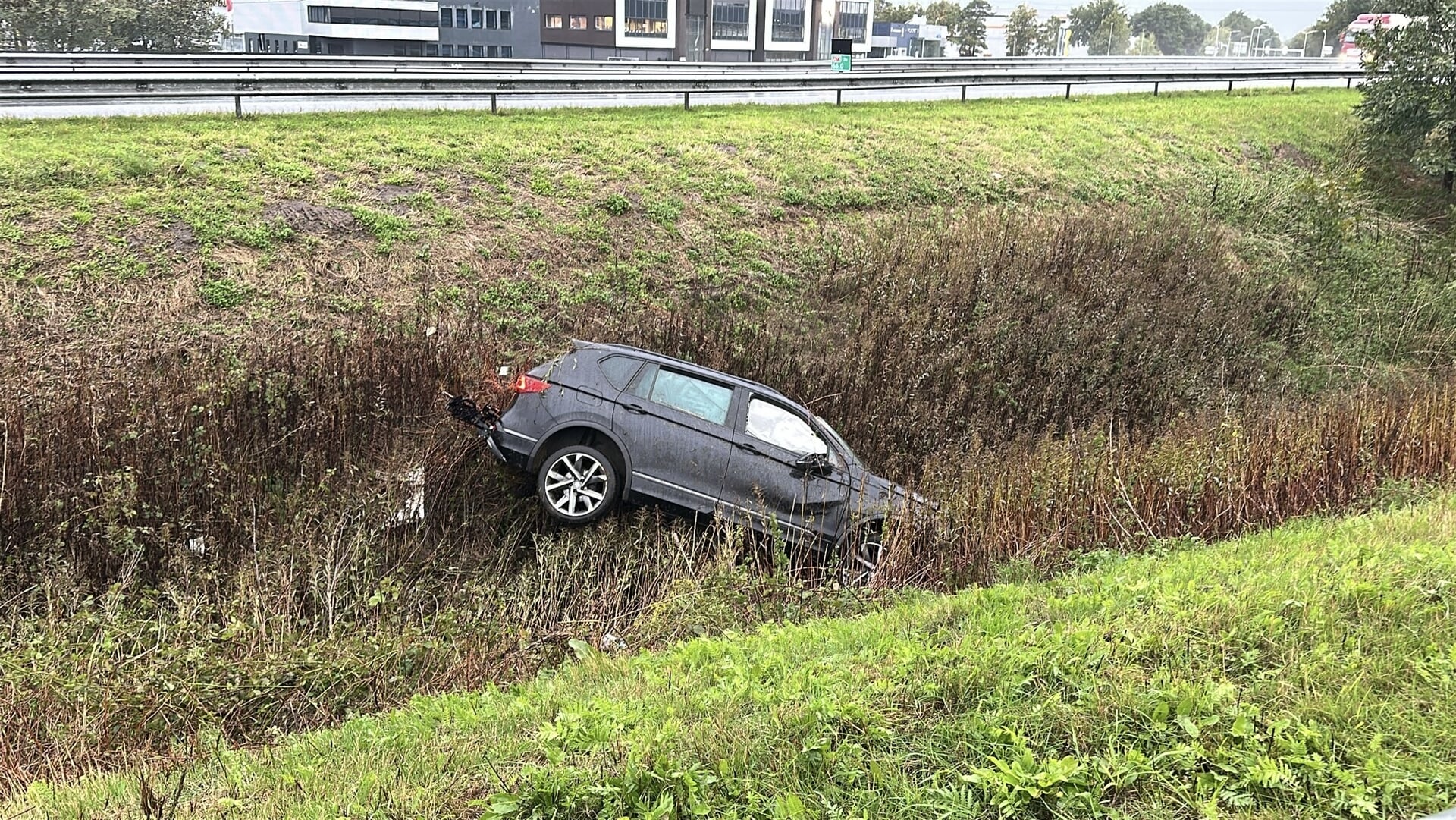 Auto schiet over vangrail bij afrit A73 Venray