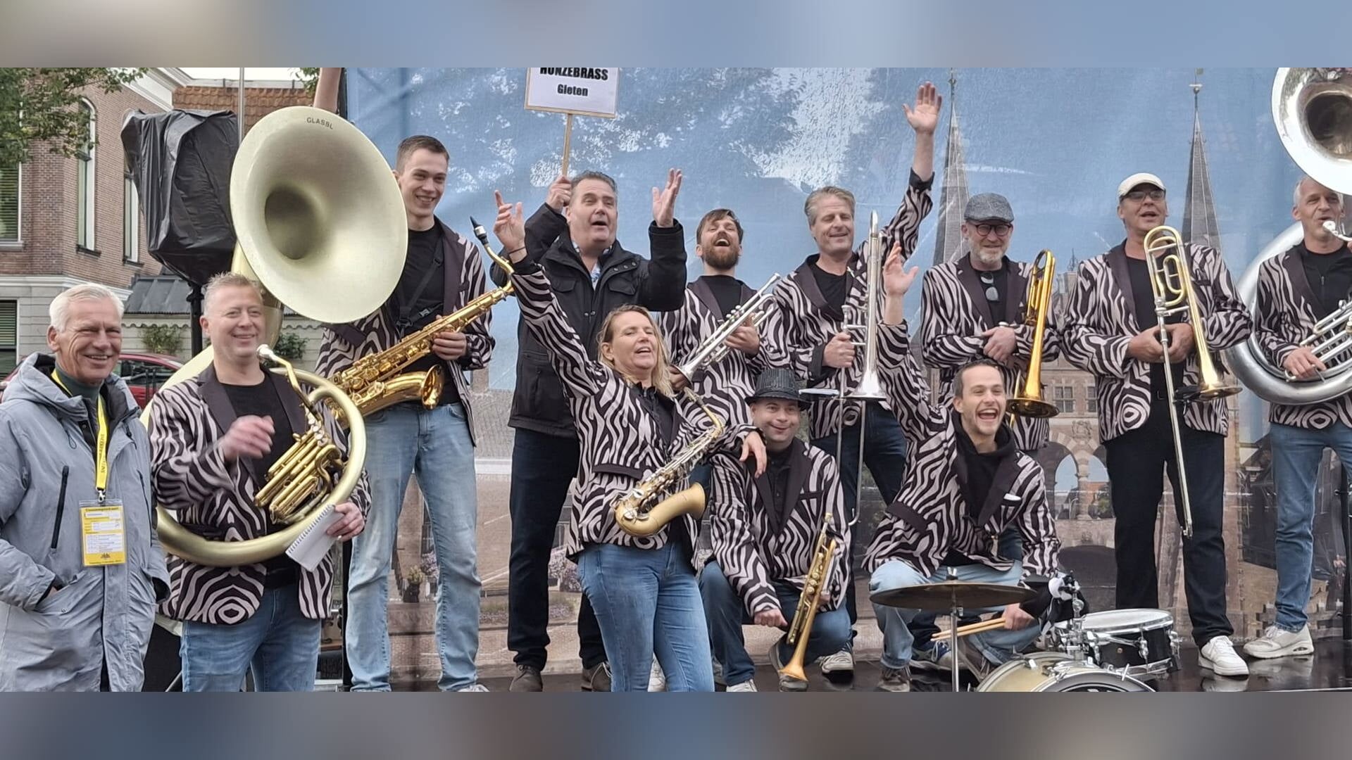 Hunzebrass blaast het dak eraf op de Sneeker Dweildag