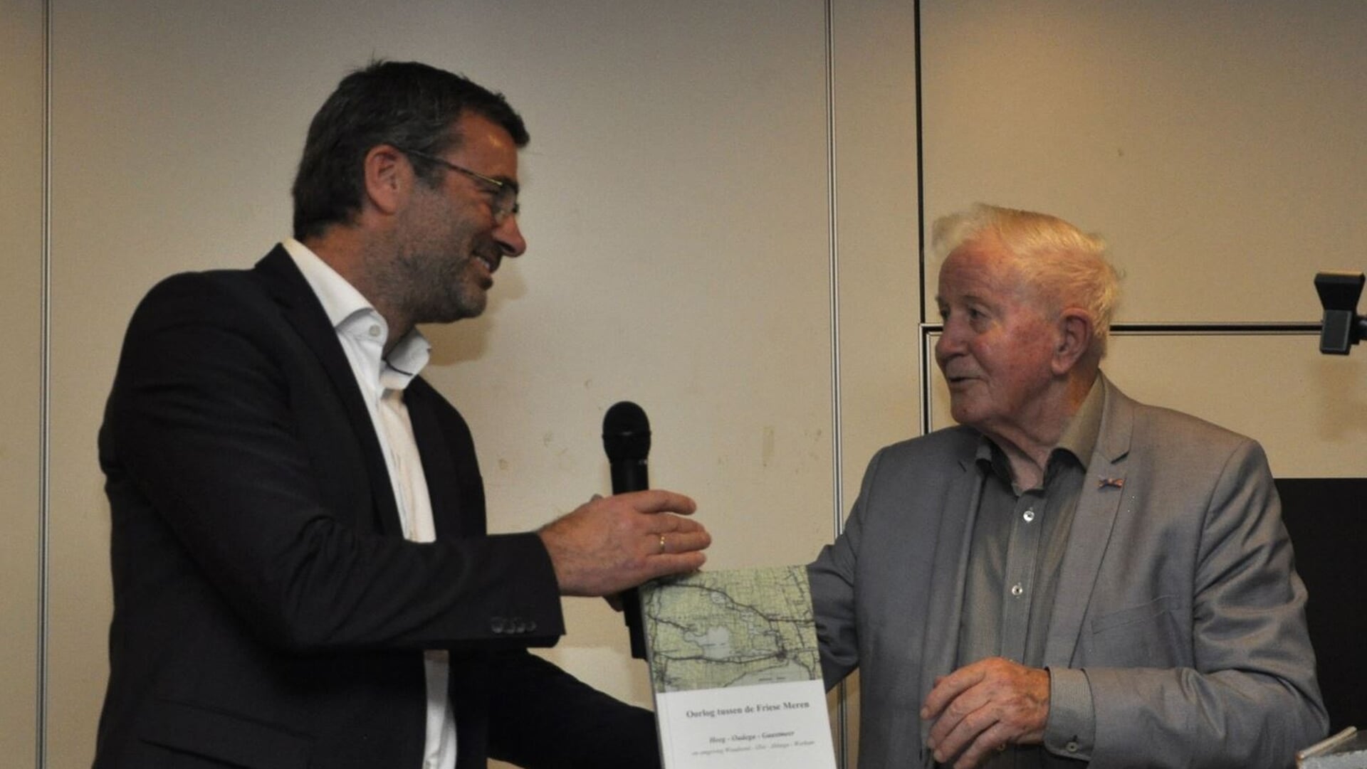 ‘Oorlog tussen de Friese Meren’, boek over de regio Heeg, Oudega en Gaastmeer gepresenteerd