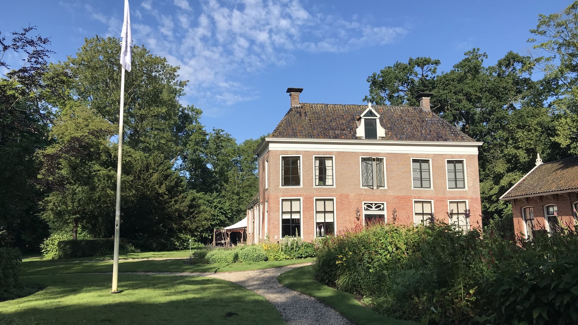 Excursie in Ezinge langs museum, kerk en borg