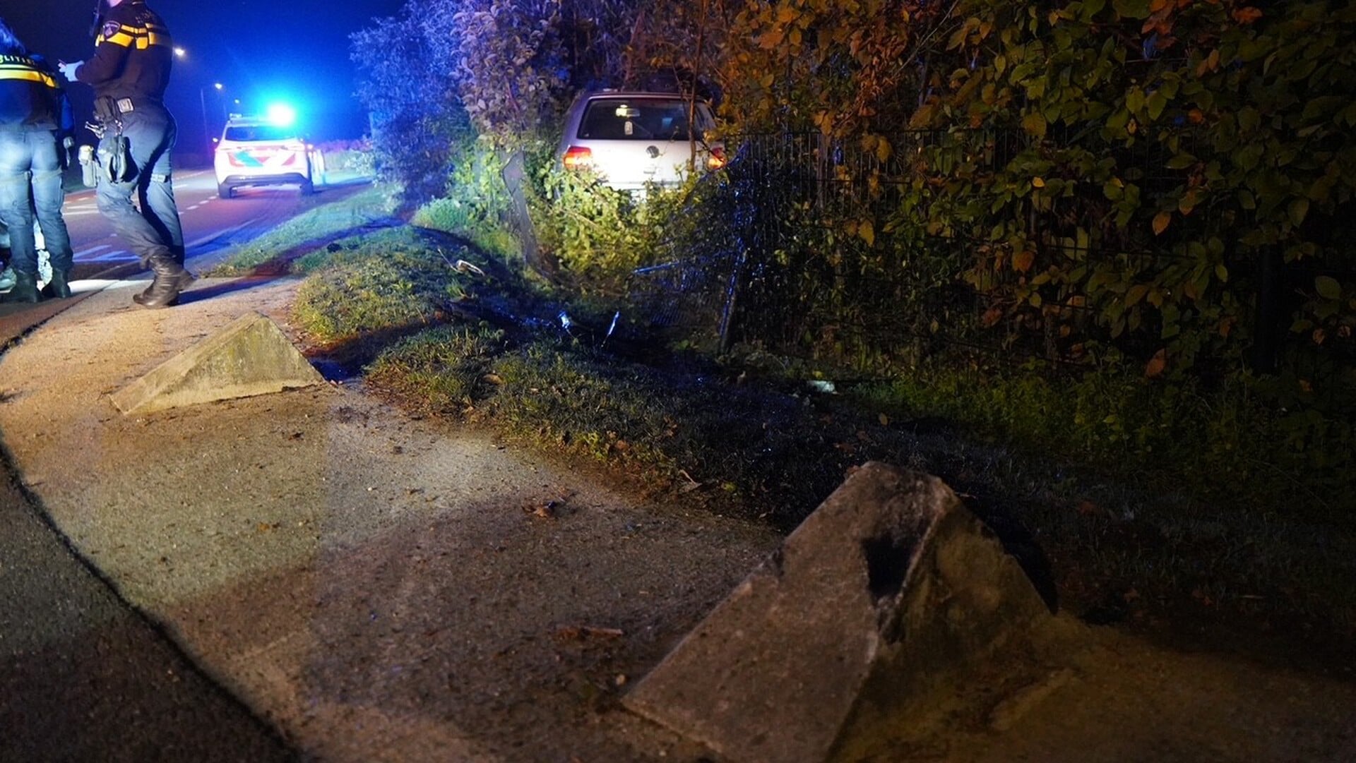 Auto in achtertuin, bestuurster onder invloed