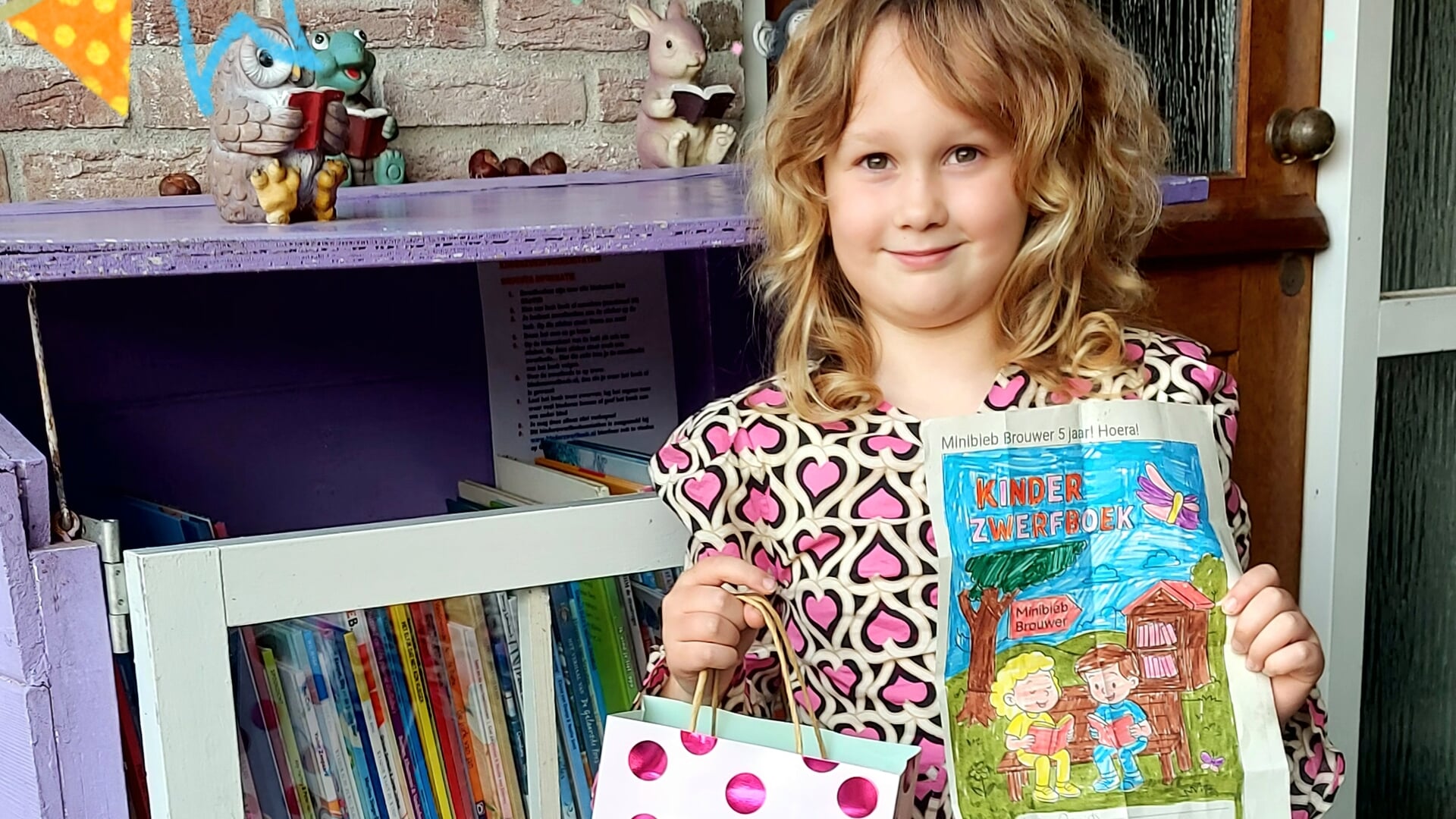 Meijster minibieb viert feest met kinderzwerfboeken