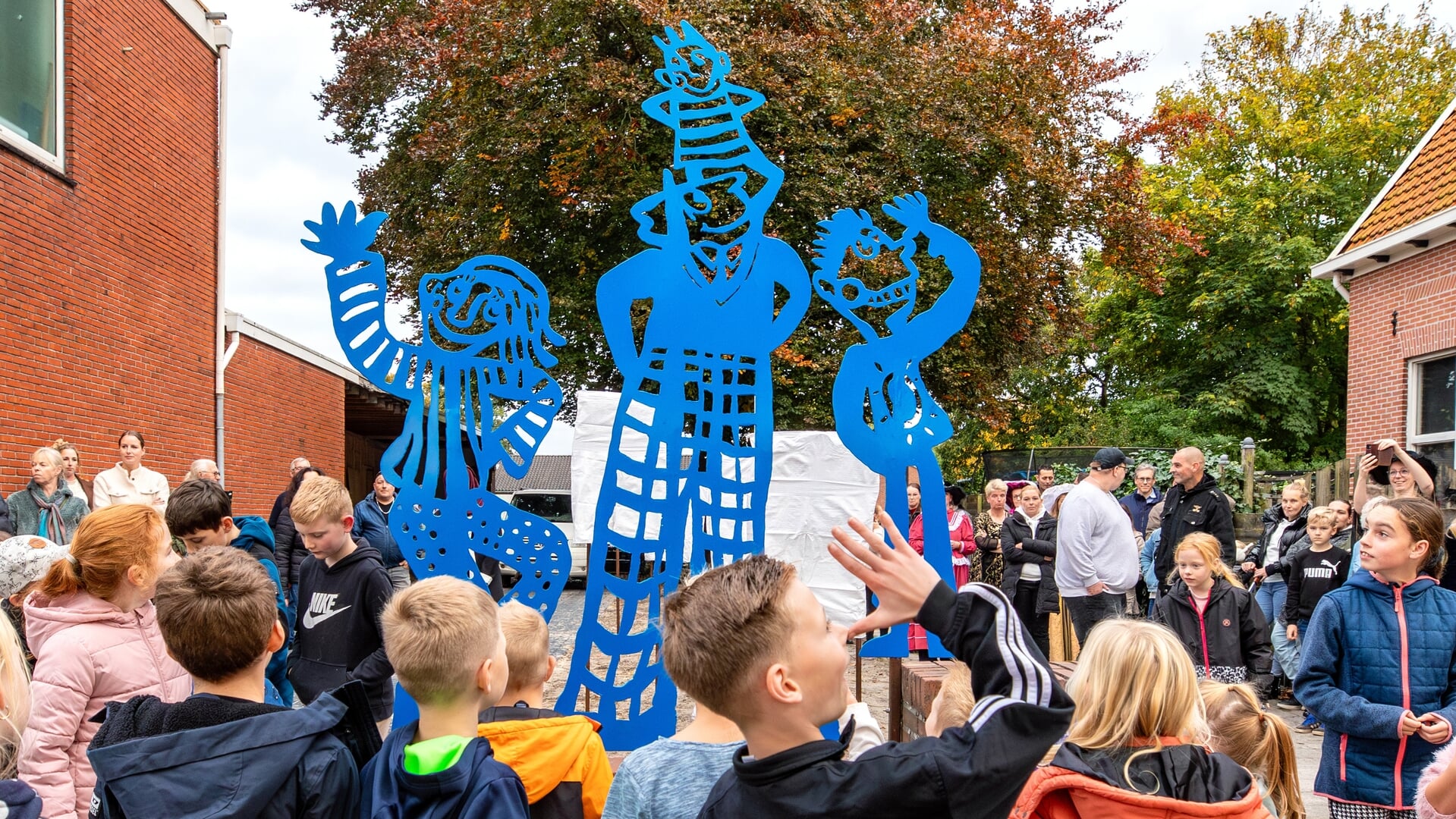 Beeld ‘Droombeelden’ zet mens centraal bij start peuter-kleutergroep in Cereswijk