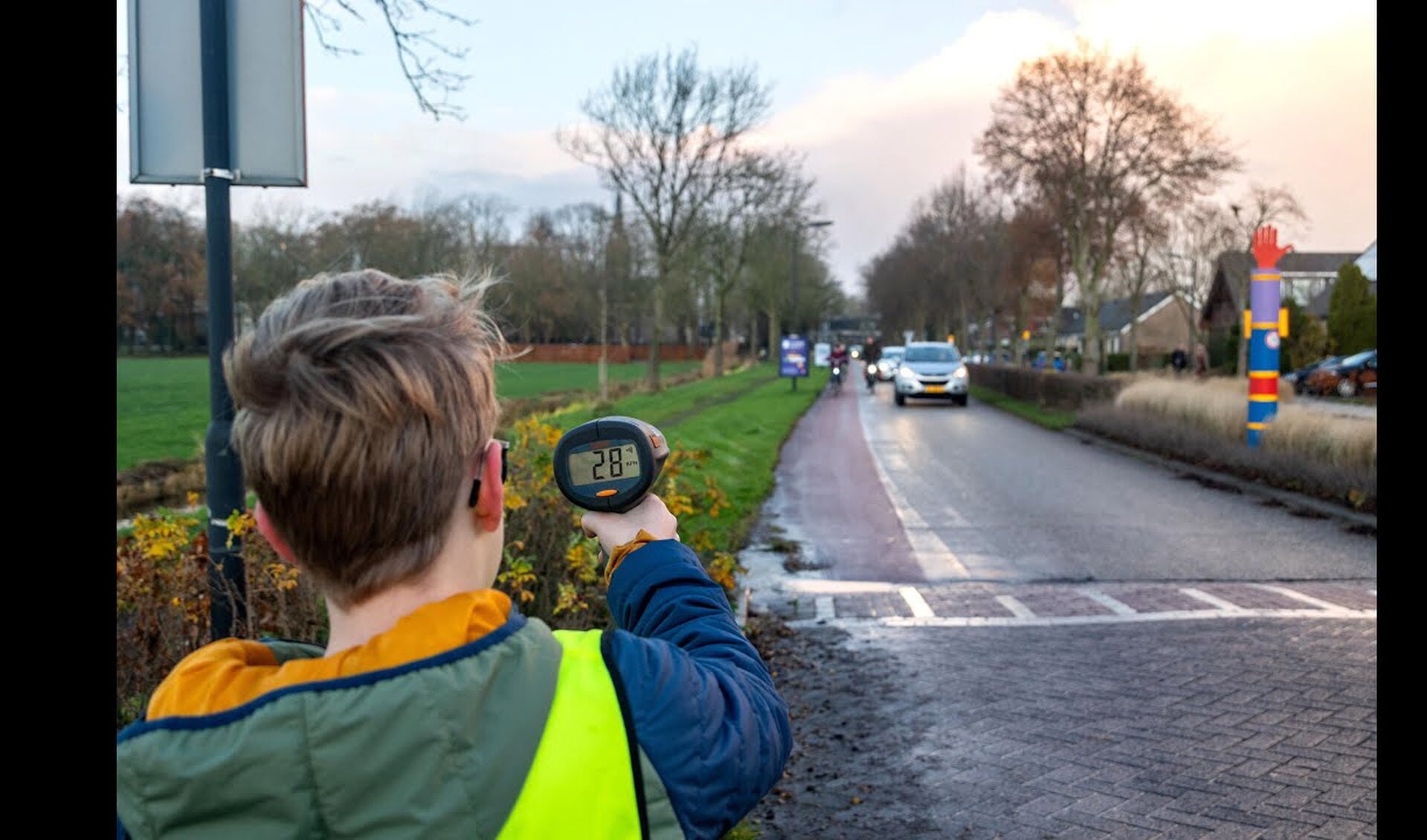 VIDEO l Kinderen van Epemaskoalle houden verkeersactie in Ysbrechtum: “Belangrijk dat we mensen aans