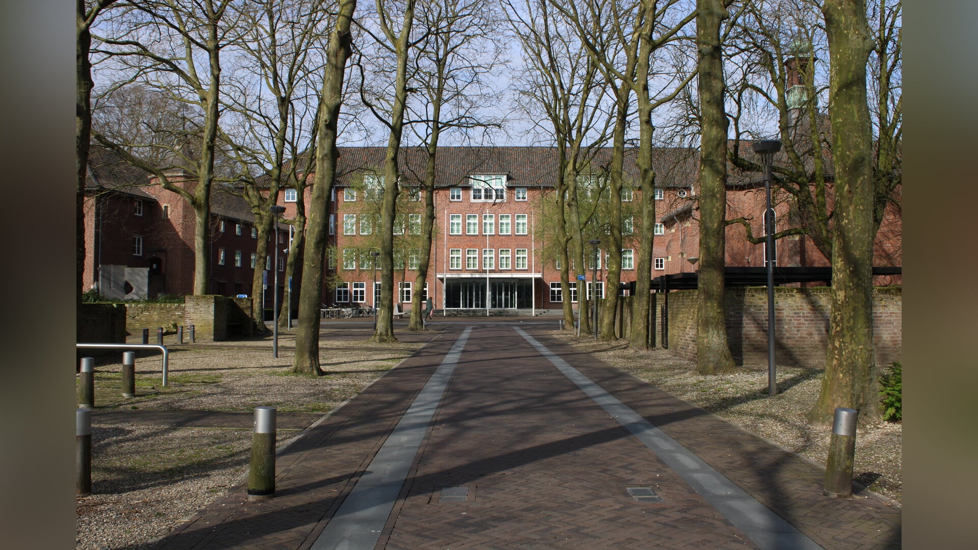 Meer aandacht voor democratiedag, college twijfelt